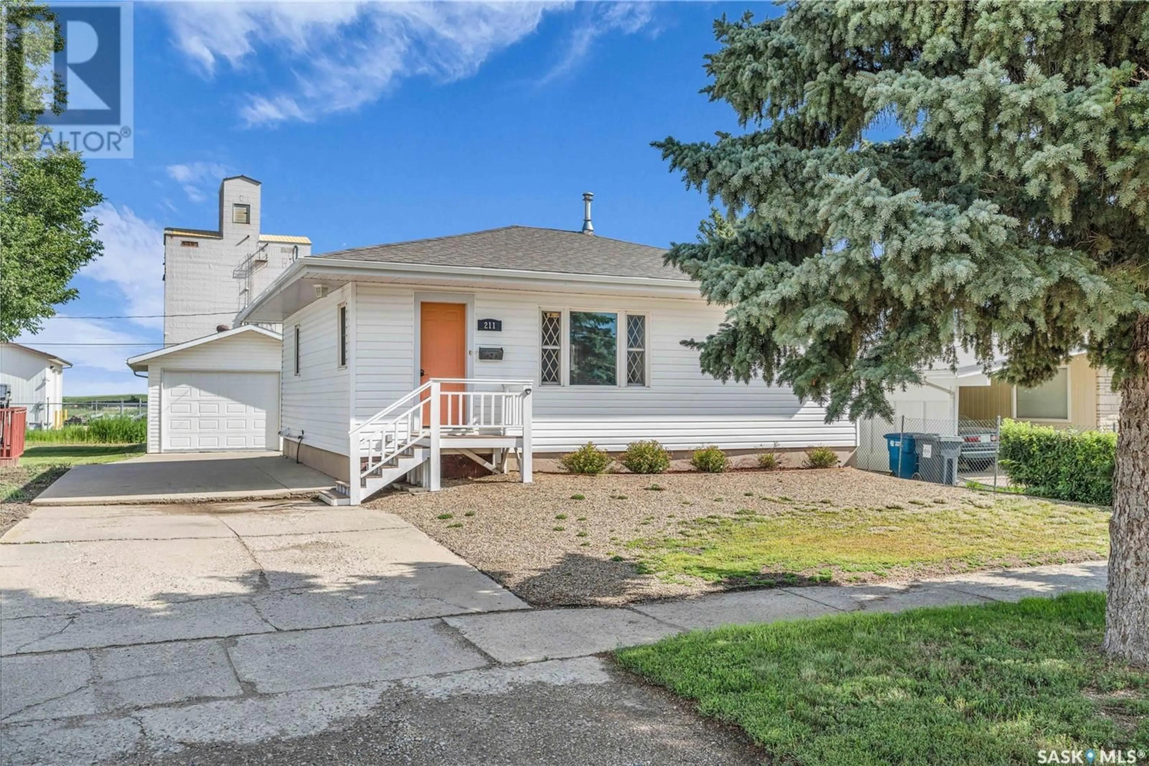 Home with vinyl exterior material, street for 211 6TH AVENUE, Gravelbourg Saskatchewan S0H1X0