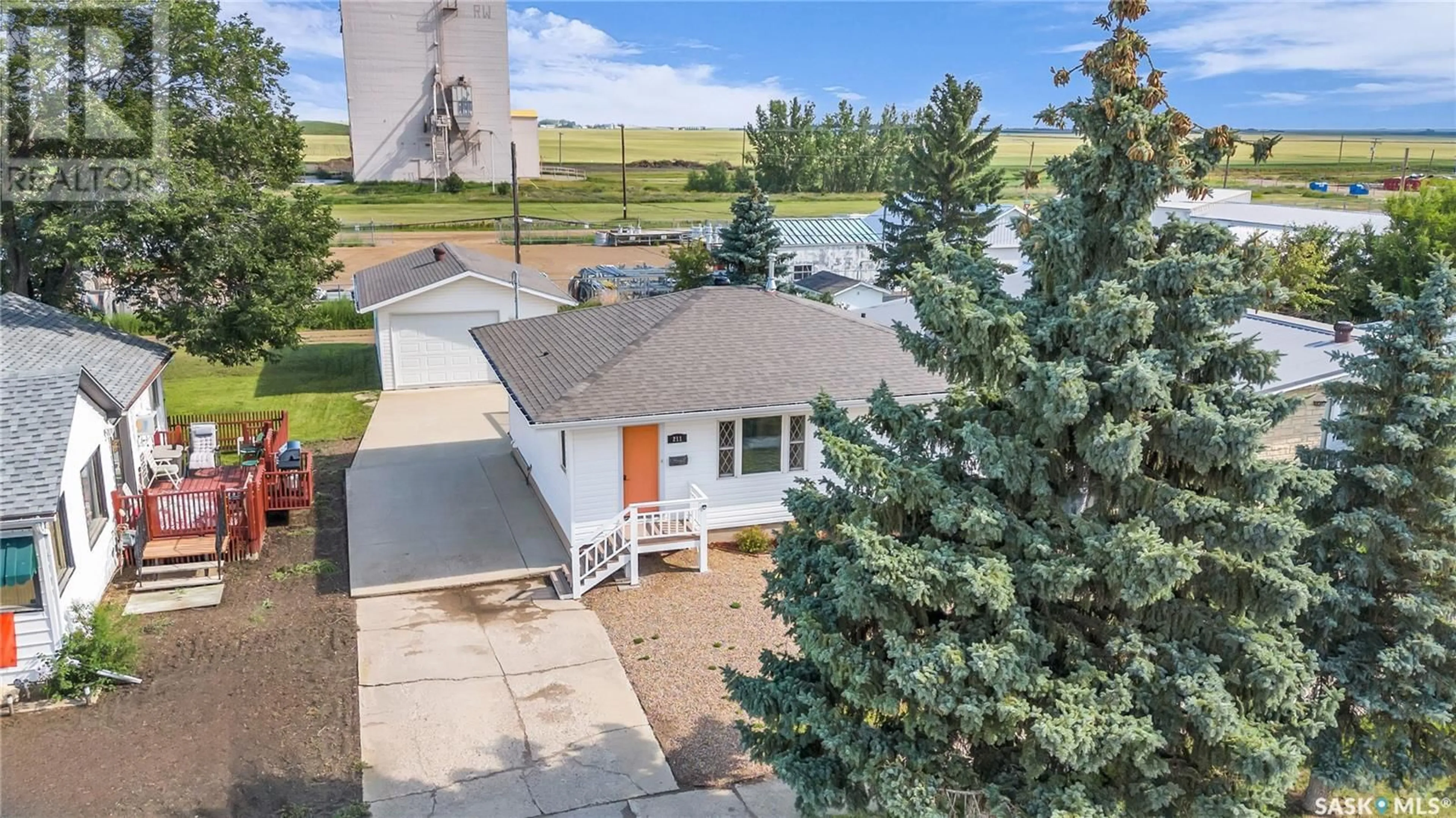 A pic from outside/outdoor area/front of a property/back of a property/a pic from drone, street for 211 6TH AVENUE, Gravelbourg Saskatchewan S0H1X0