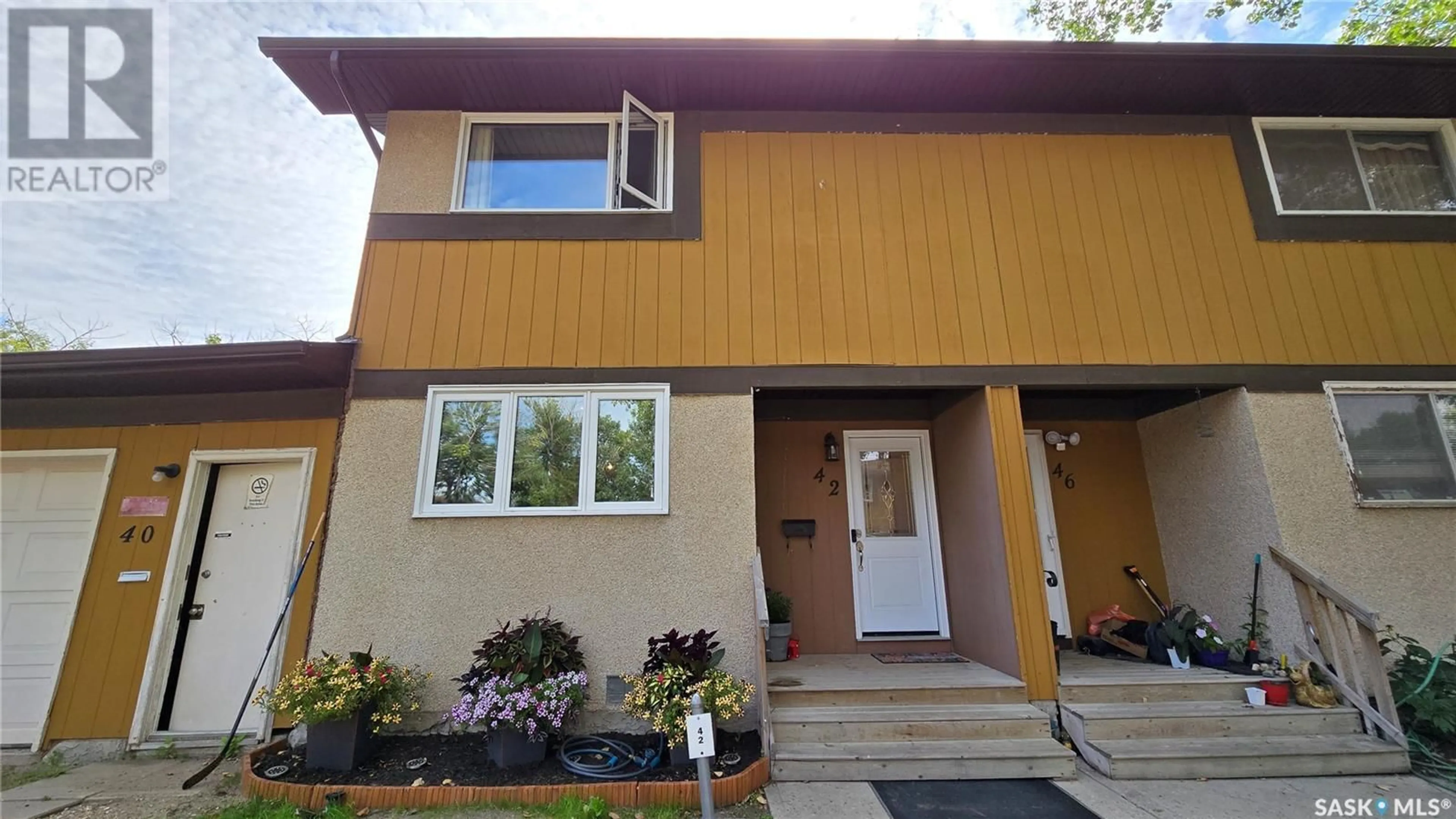 Home with vinyl exterior material, street for 42 MACKENZIE MEWS, Regina Saskatchewan S4N5M5