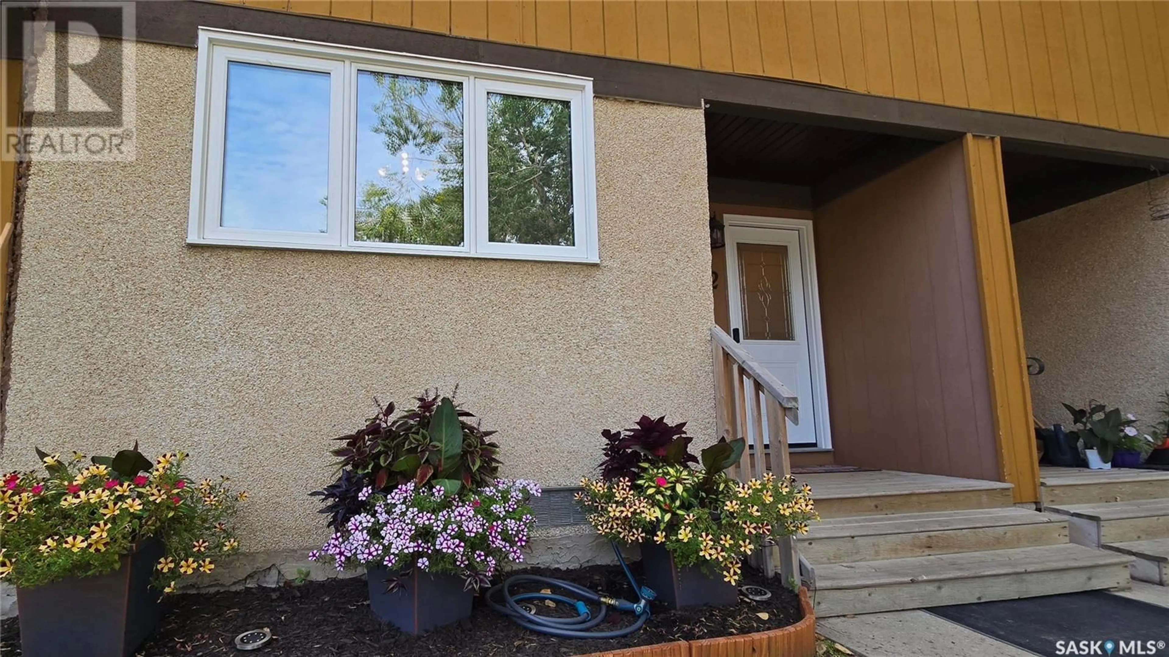 Patio, street for 42 MACKENZIE MEWS, Regina Saskatchewan S4N5M5