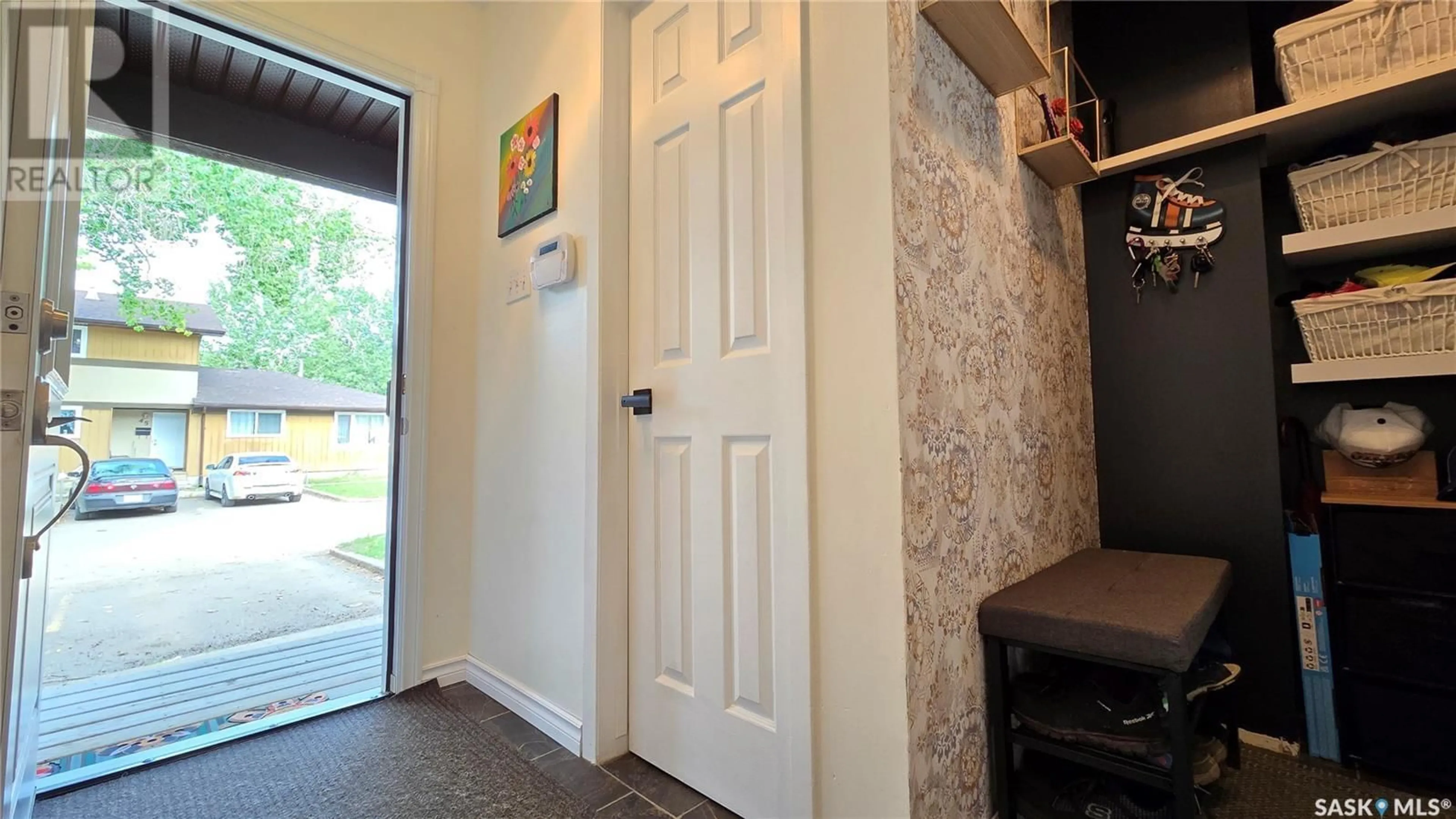 Indoor entryway for 42 MACKENZIE MEWS, Regina Saskatchewan S4N5M5