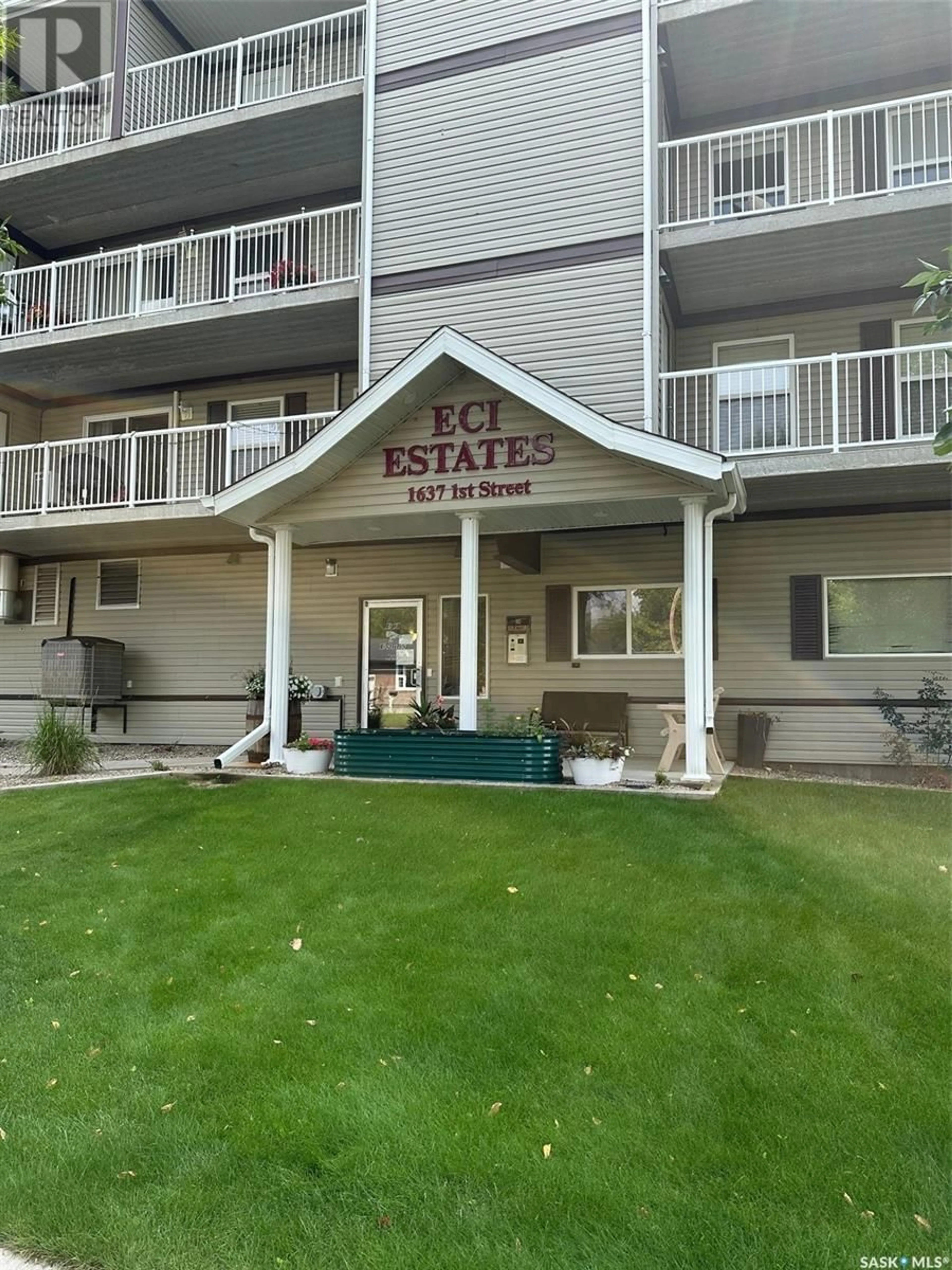 Patio, street for 305 - 1637 1ST STREET, Estevan Saskatchewan S4A2X4