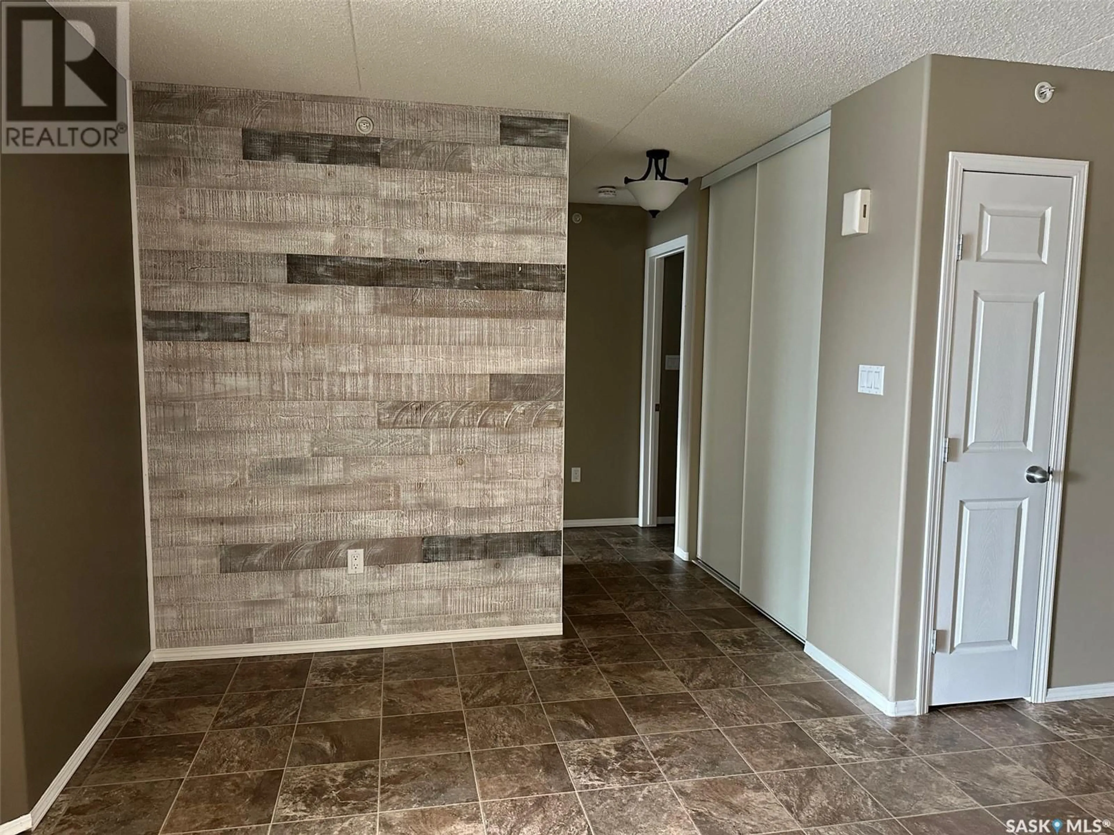 Indoor entryway for 305 - 1637 1ST STREET, Estevan Saskatchewan S4A2X4