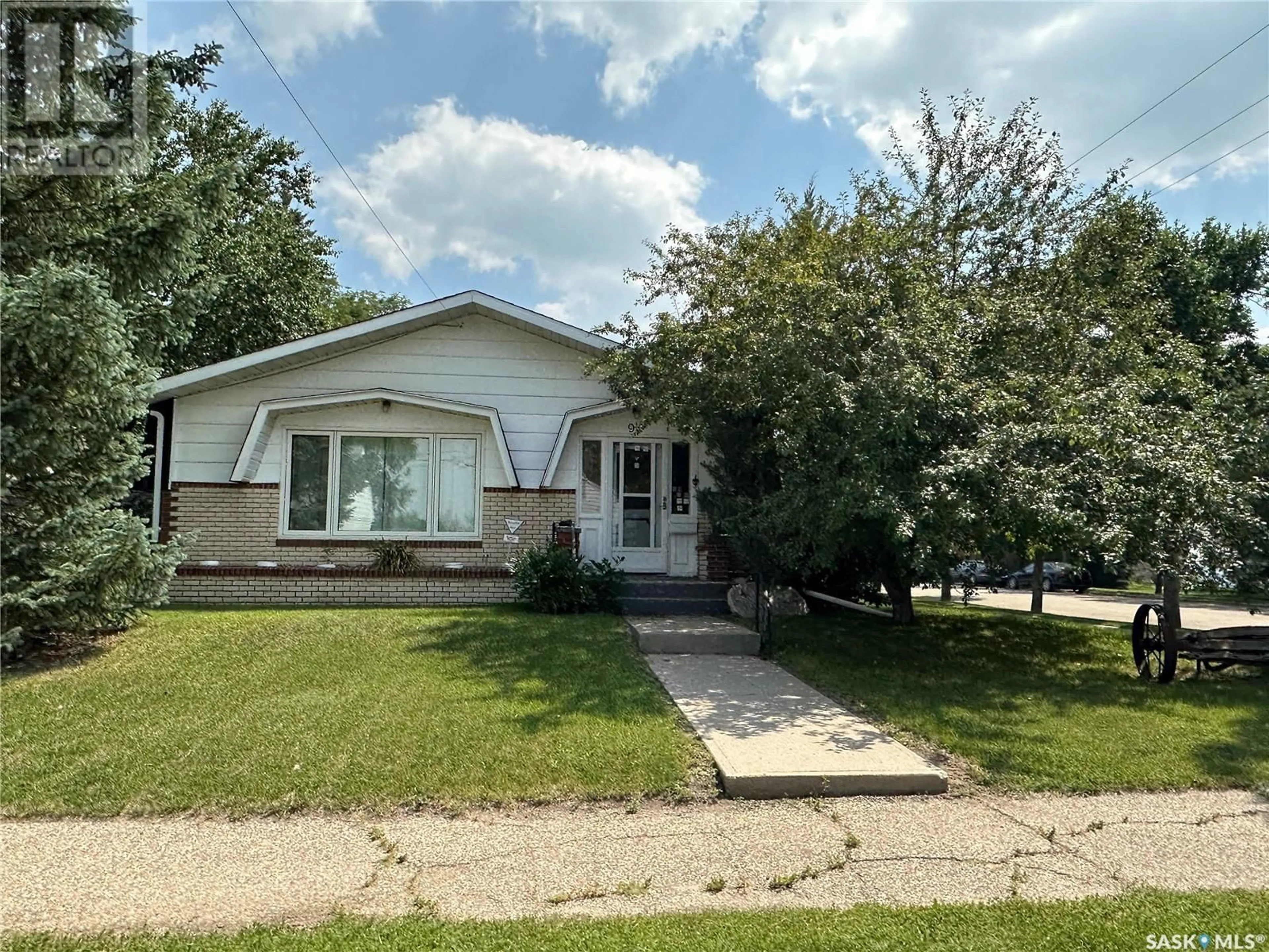 Home with vinyl exterior material, street for 918 4TH STREET, Weyburn Saskatchewan S4H2G6