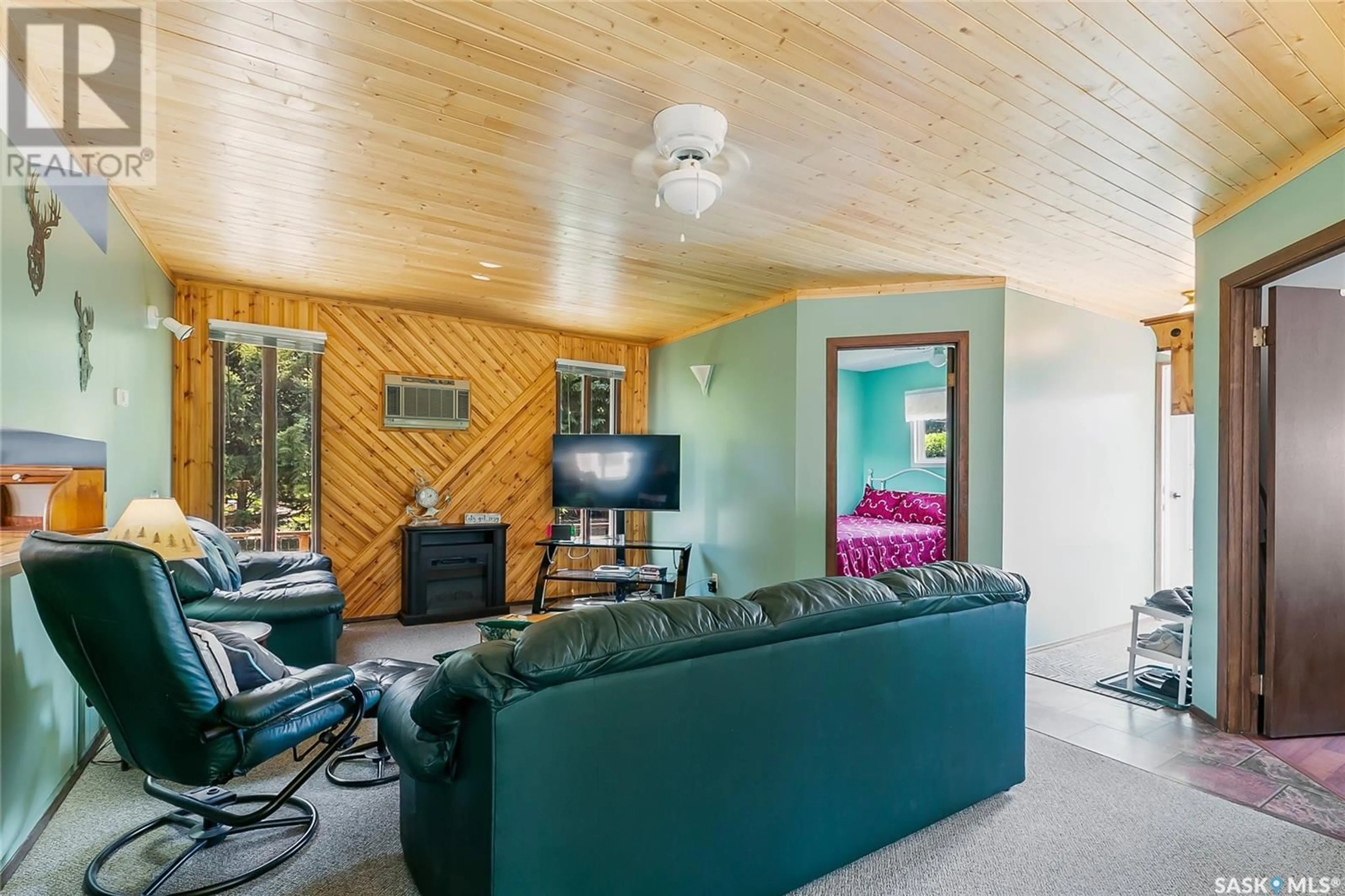 Living room with furniture, wood/laminate floor for 127 LAKEVIEW DRIVE, Island View Saskatchewan S0G0L0