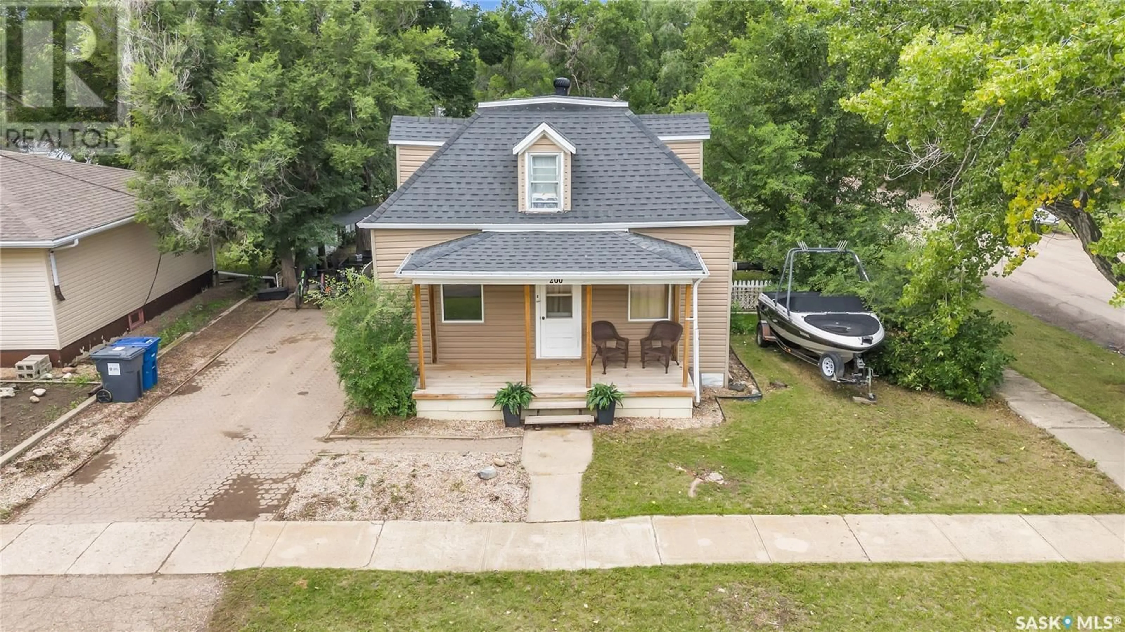 A pic from outside/outdoor area/front of a property/back of a property/a pic from drone, street for 200 3RD AVENUE, Gravelbourg Saskatchewan S0H1X0