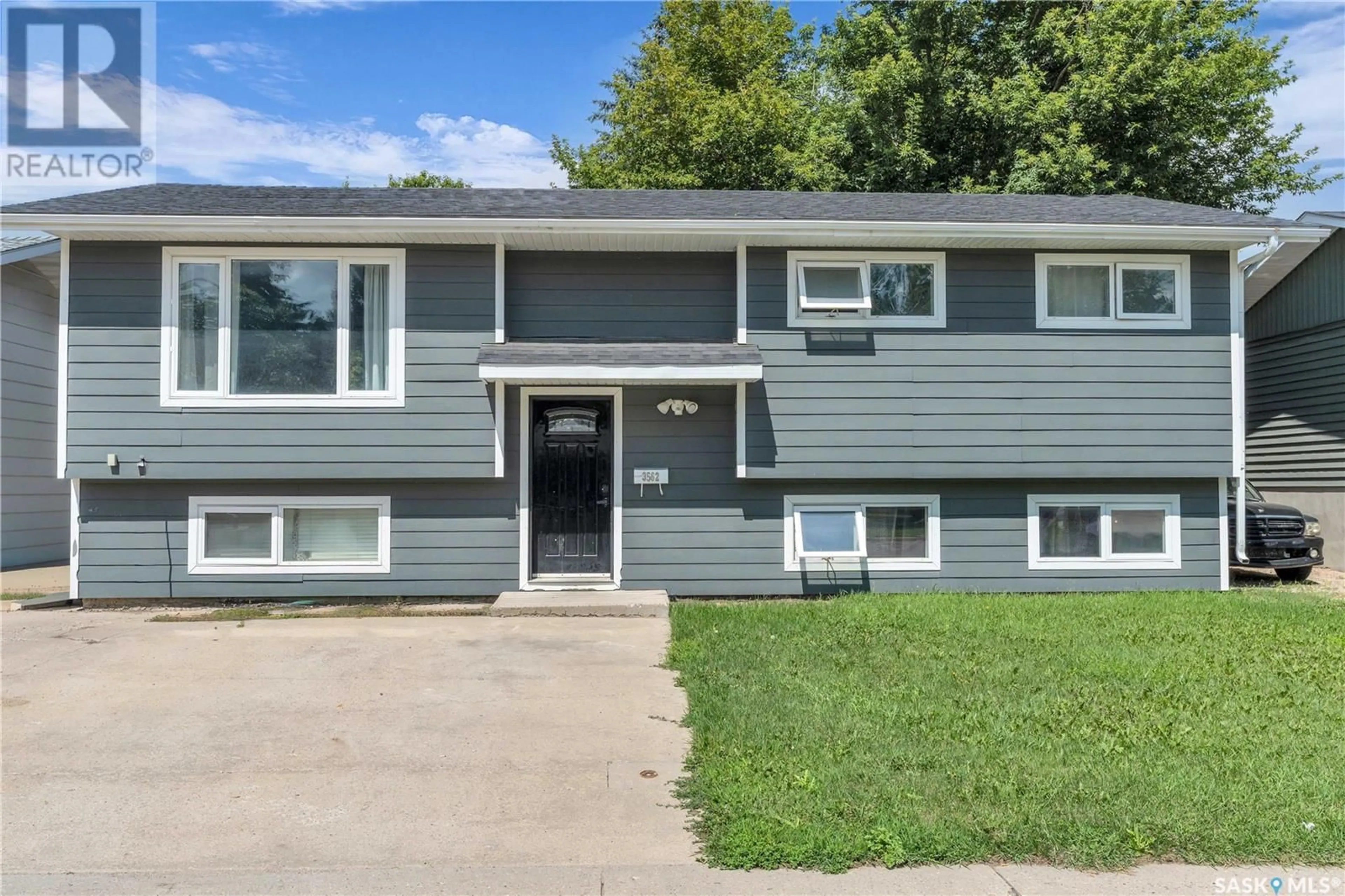 Home with vinyl exterior material, street for 3562 FAIRLIGHT DRIVE, Saskatoon Saskatchewan S7M4T3