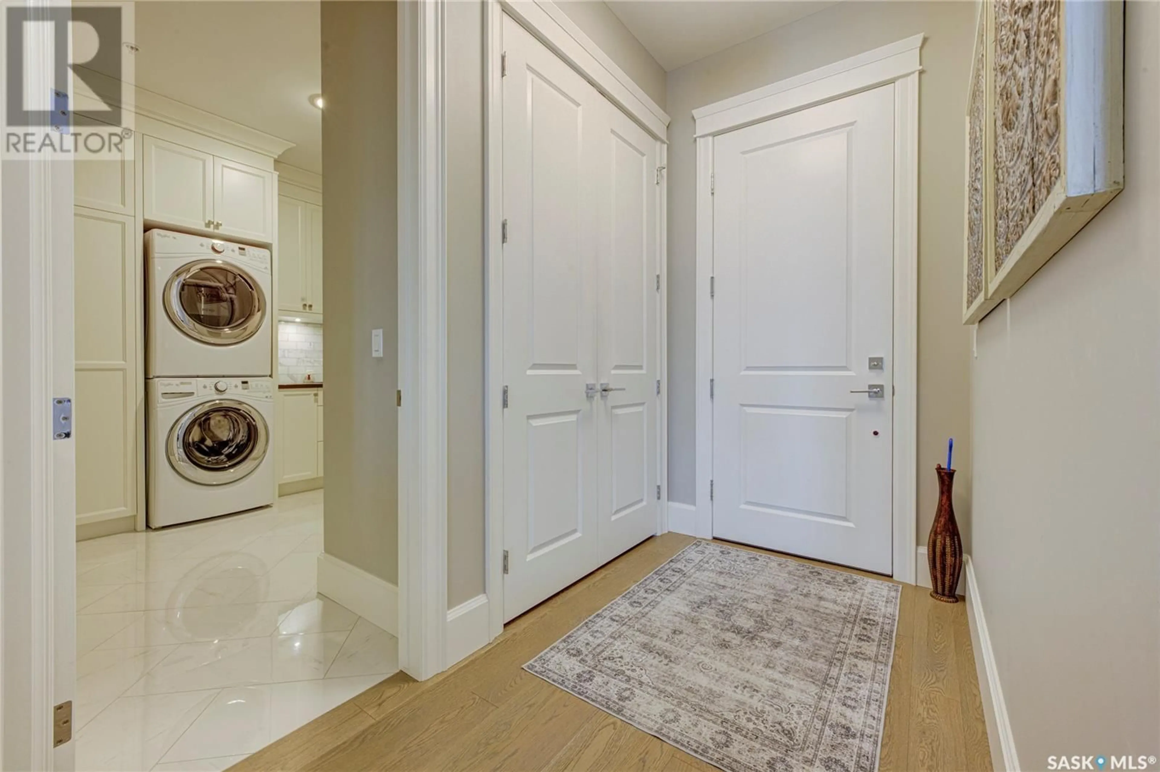 Indoor entryway for 208 - 404 CARTWRIGHT STREET, Saskatoon Saskatchewan S7T0W6