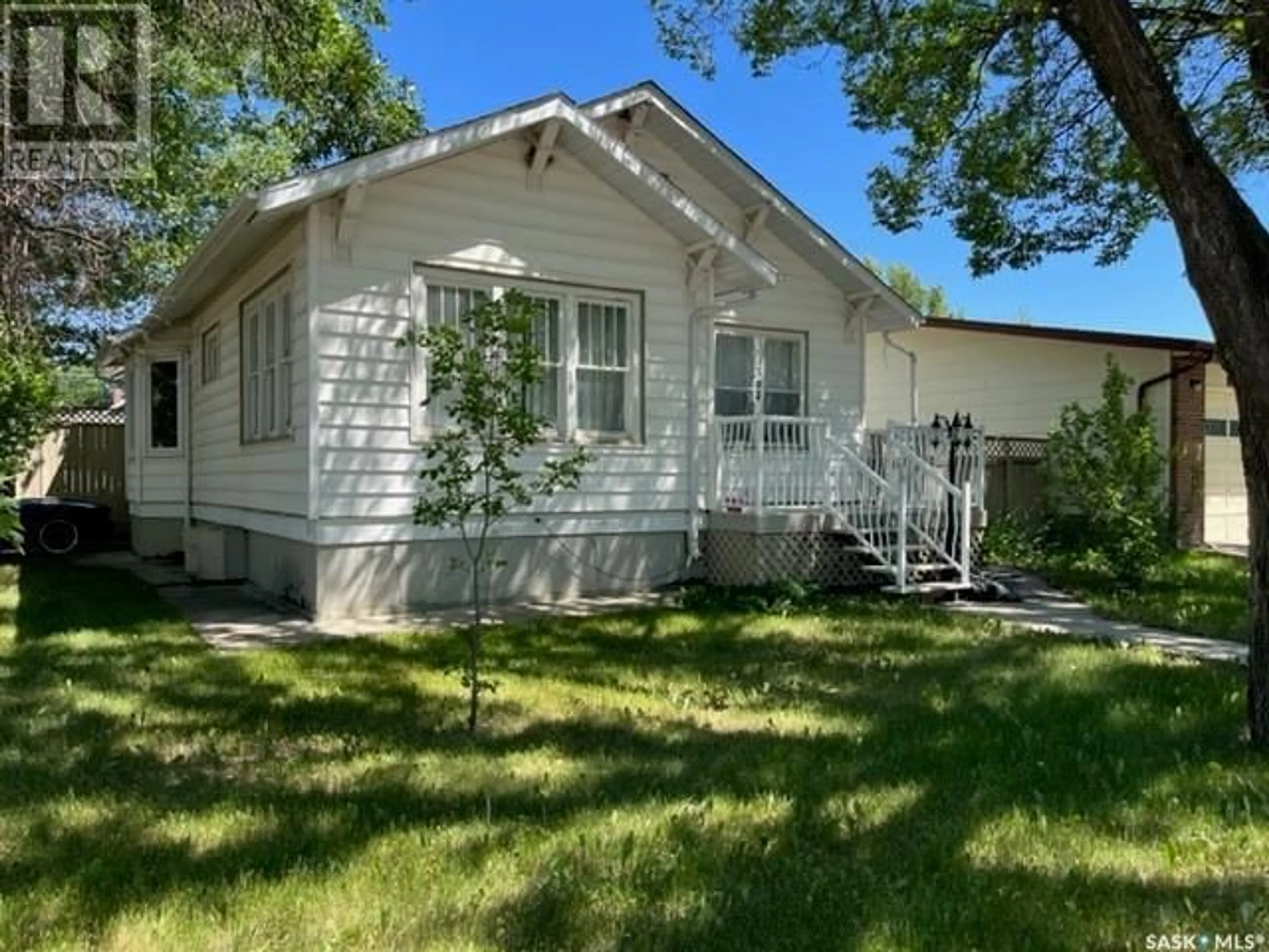 Home with vinyl exterior material, street for 394 2ND STREET, Shaunavon Saskatchewan S0N2M0