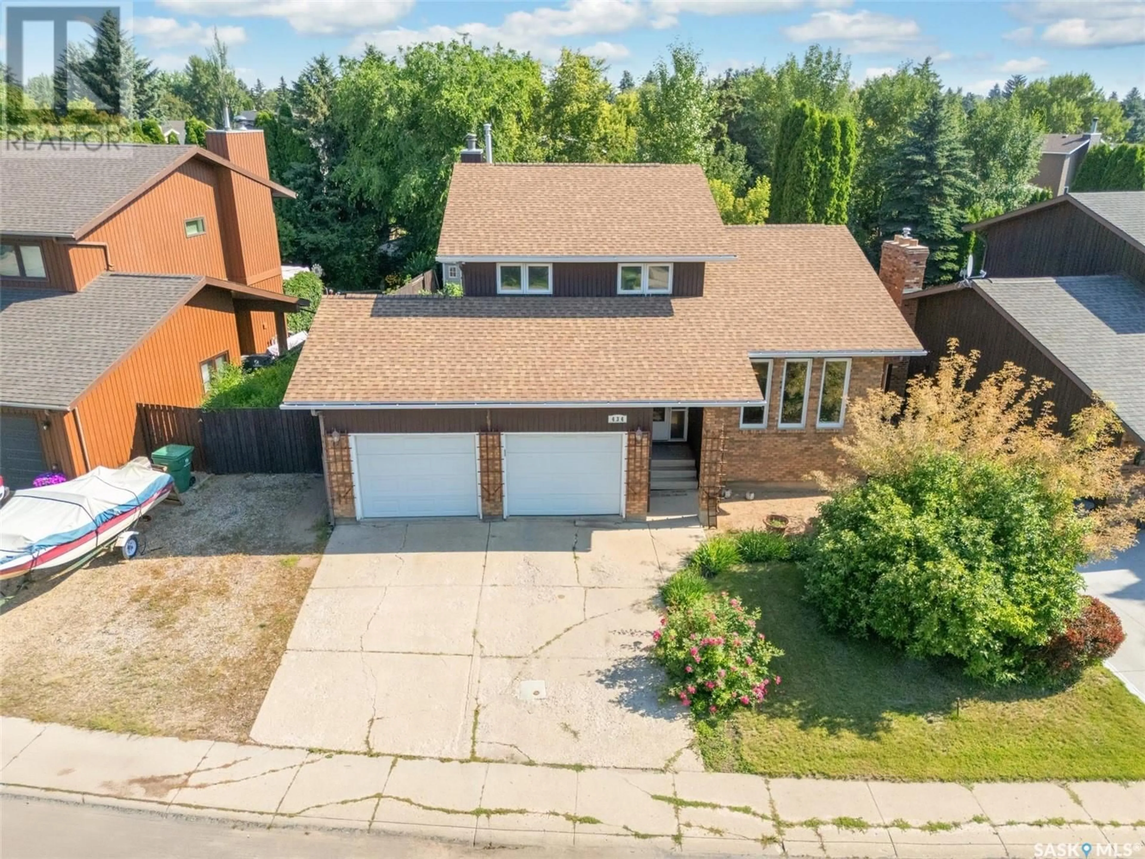 A pic from outside/outdoor area/front of a property/back of a property/a pic from drone, street for 434 DELARONDE ROAD, Saskatoon Saskatchewan S7J3Y7