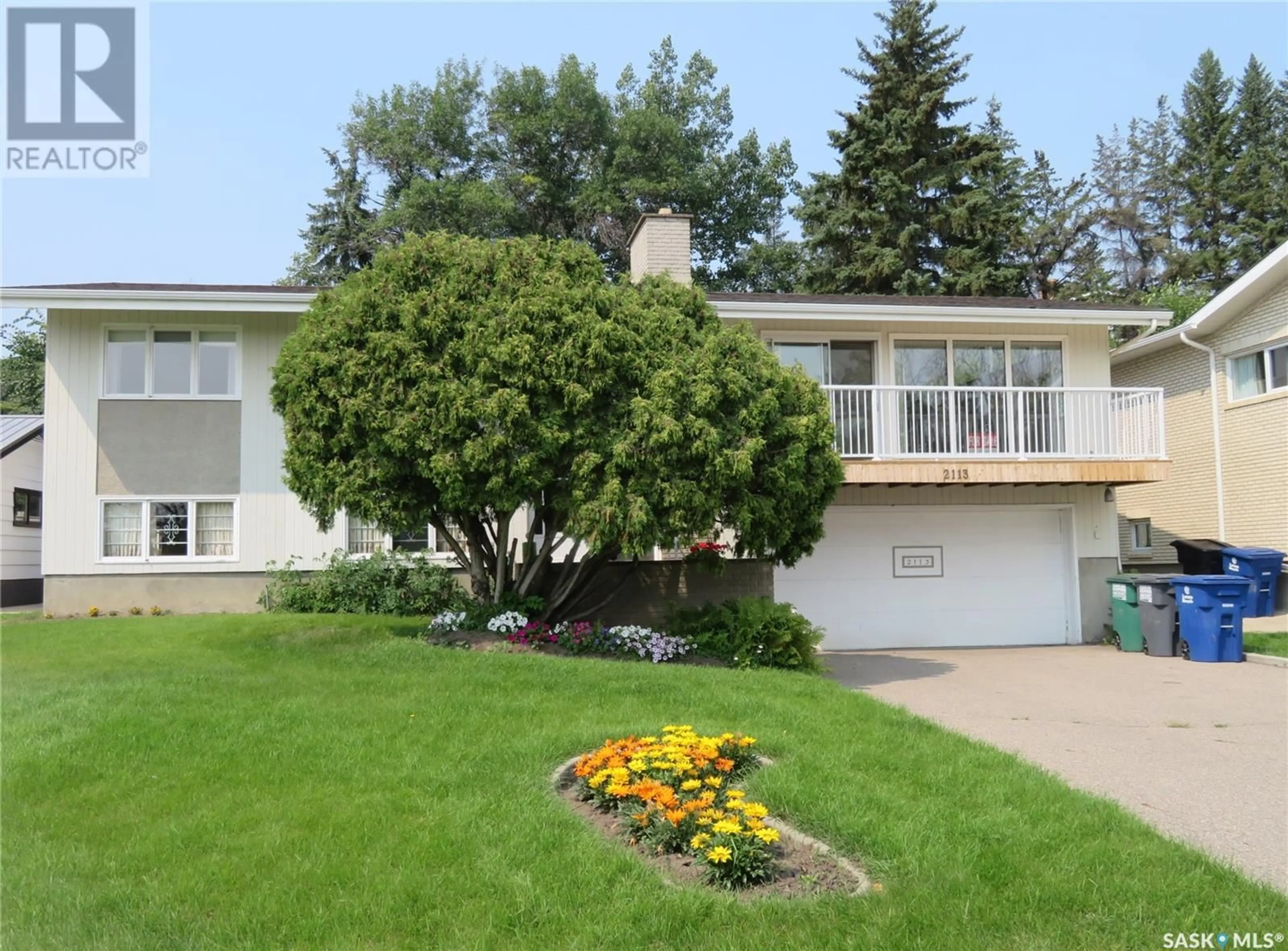 Home with vinyl exterior material, street for 2113 SPADINA CRESCENT, Saskatoon Saskatchewan S7K0C9