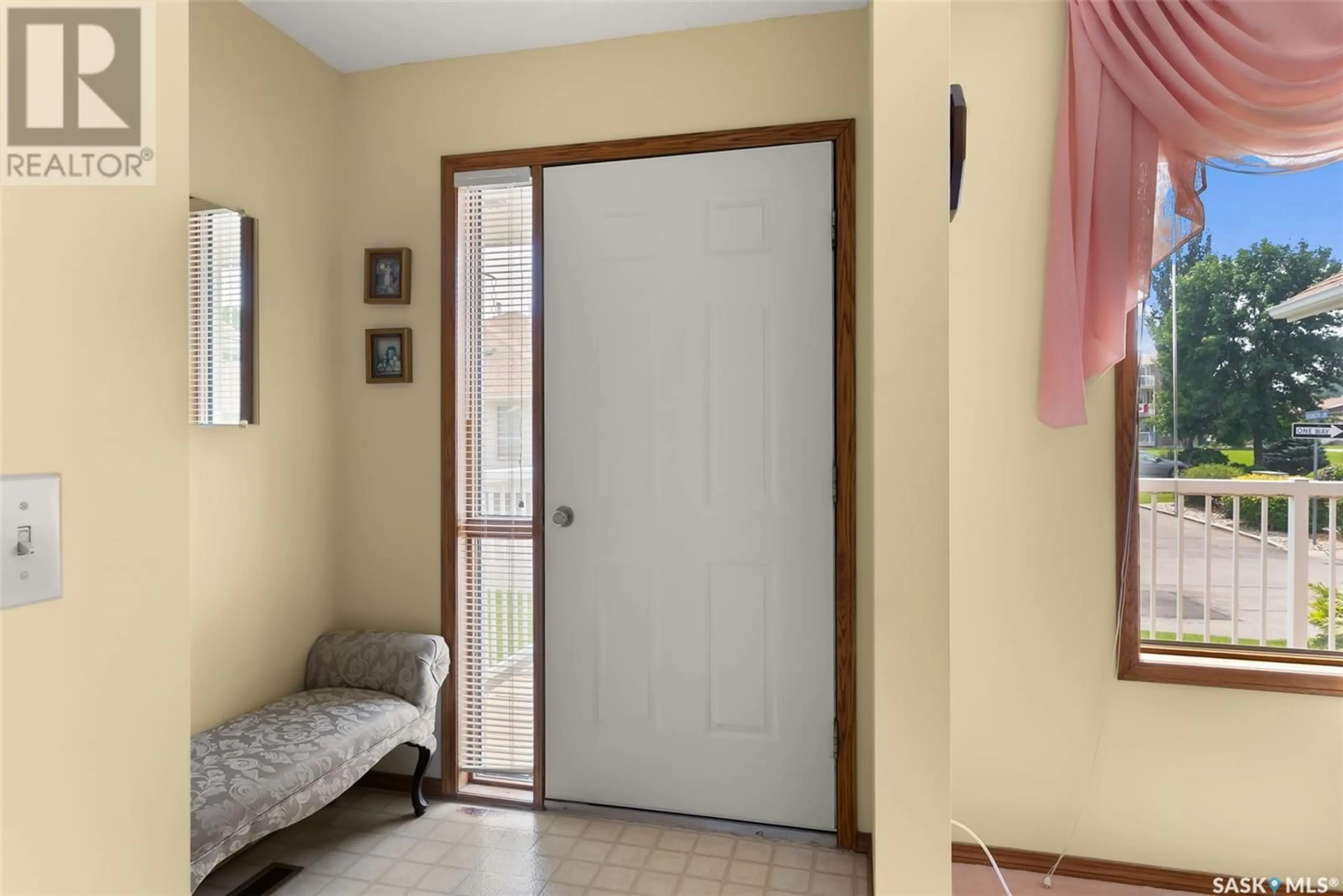 Indoor entryway for 12 KENSINGTON CRESCENT, Regina Saskatchewan S4S7G6