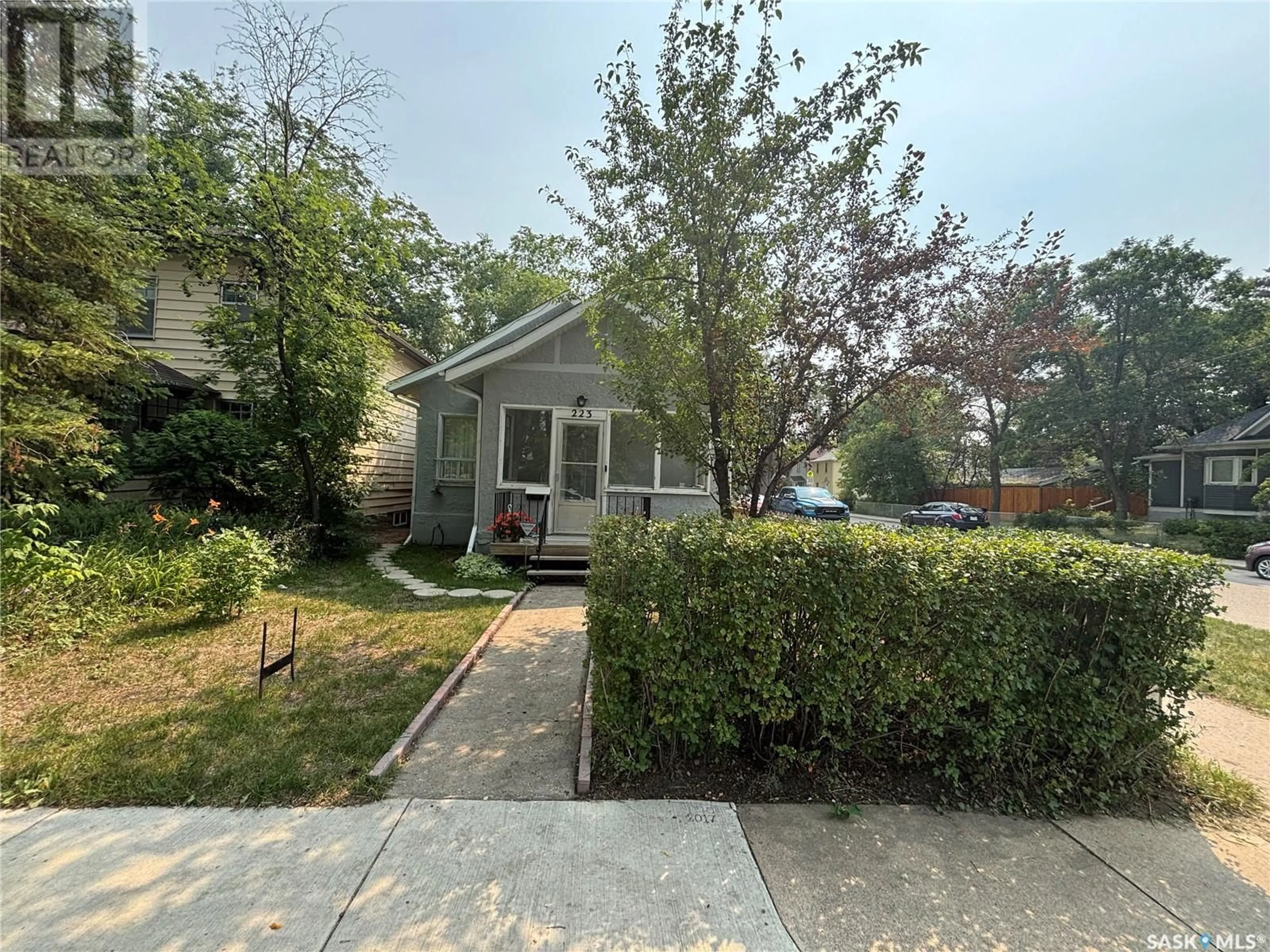 A pic from outside/outdoor area/front of a property/back of a property/a pic from drone, street for 223 31ST STREET, Saskatoon Saskatchewan S7L0P6