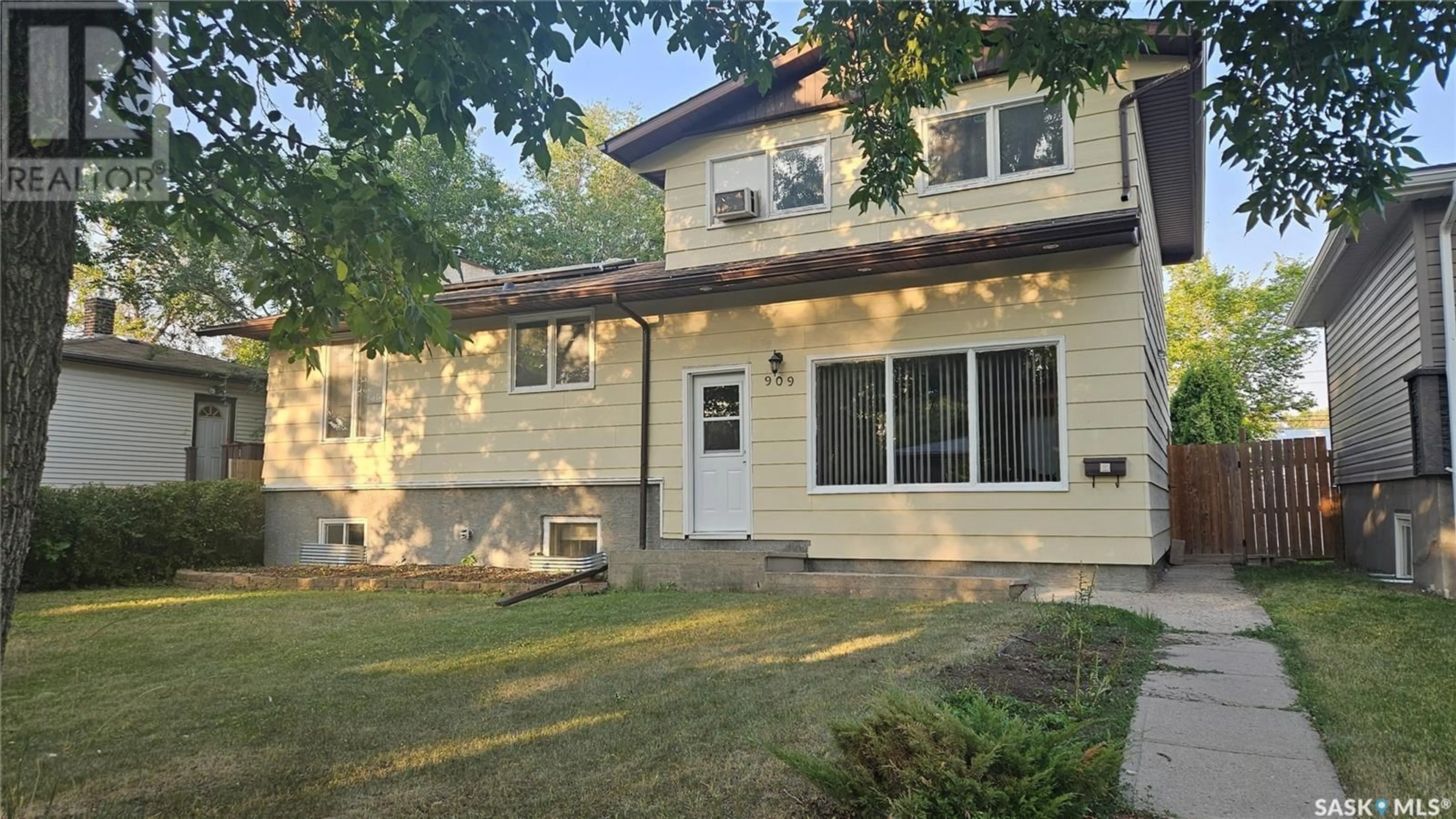 Patio, street for 909 FORGET STREET, Regina Saskatchewan S4T4X7