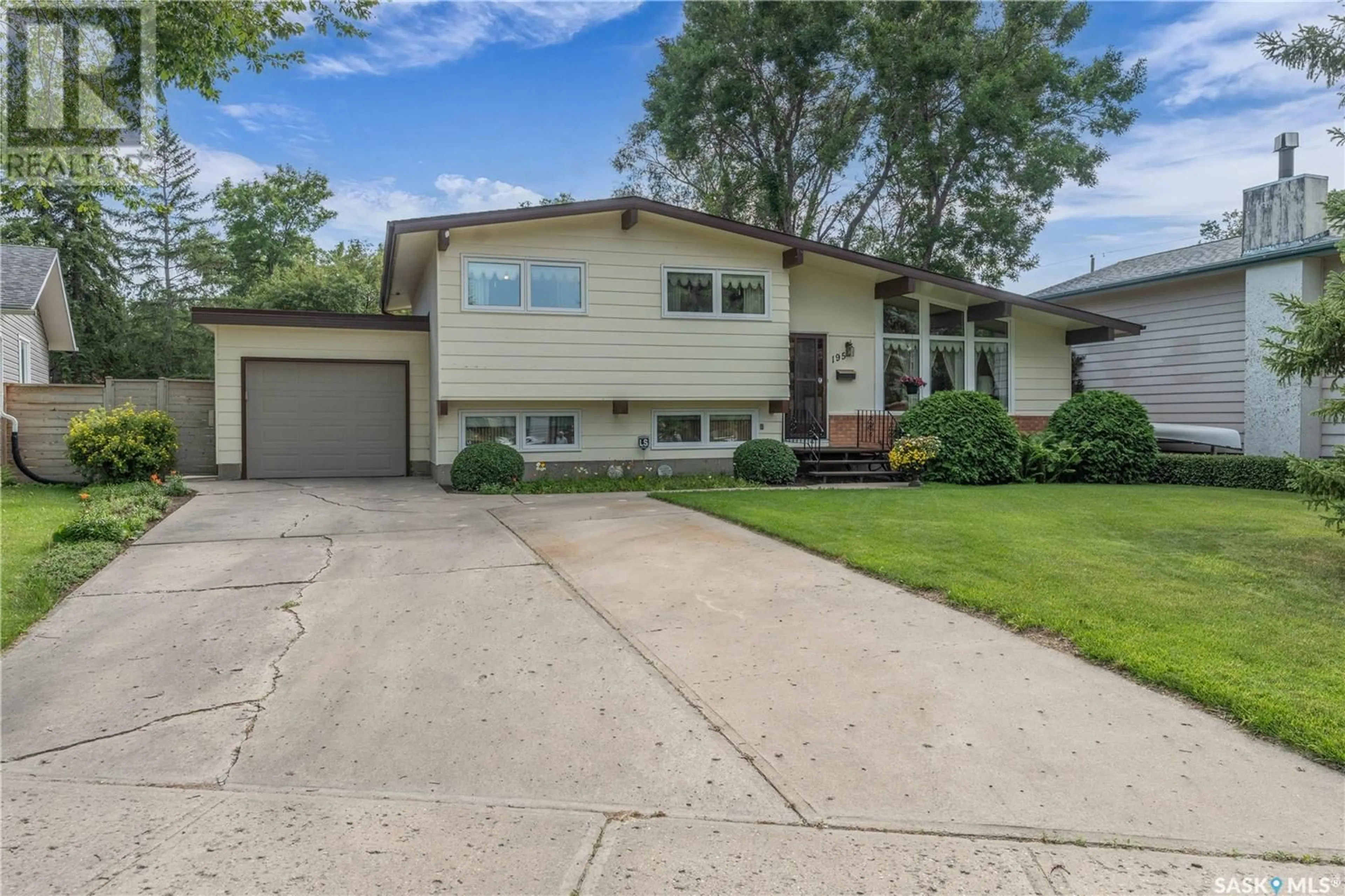Home with vinyl exterior material, street for 195 MCDOUGALL CRESCENT, Regina Saskatchewan S4S5M6