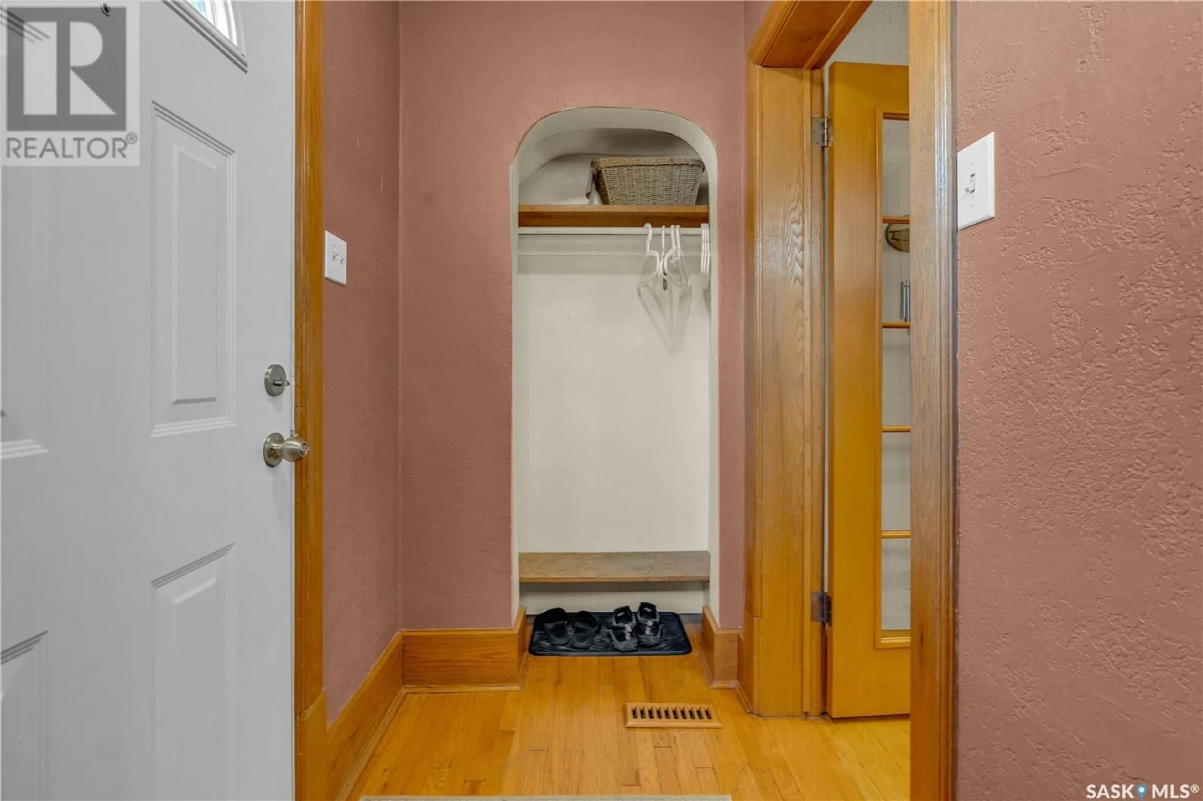 Indoor entryway for 2824 ROBINSON STREET, Regina Saskatchewan S4S1T8
