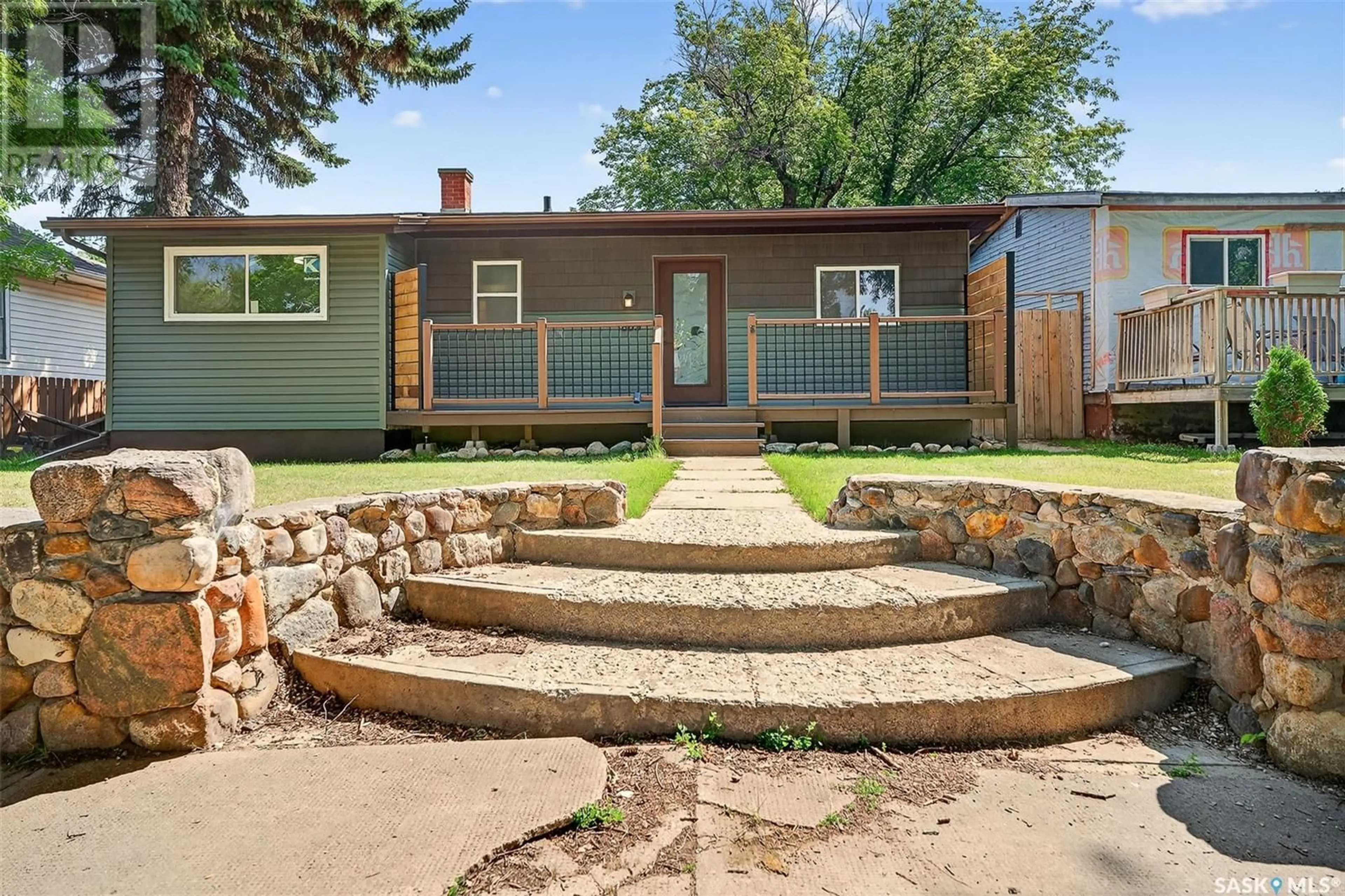 Home with vinyl exterior material, street for 895 WILLOW AVENUE, Moose Jaw Saskatchewan S6H1G4