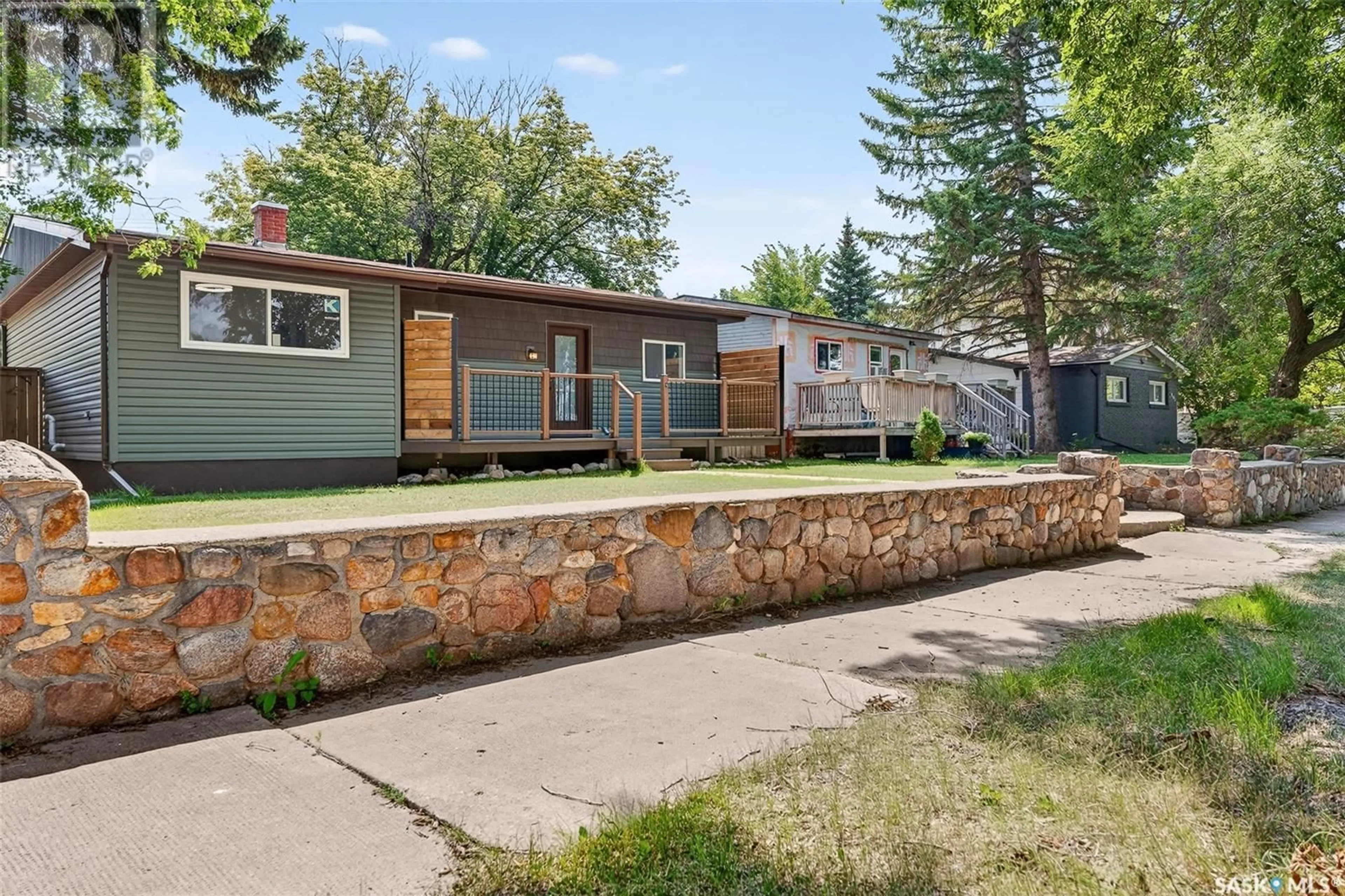 Home with vinyl exterior material, street for 895 WILLOW AVENUE, Moose Jaw Saskatchewan S6H1G4