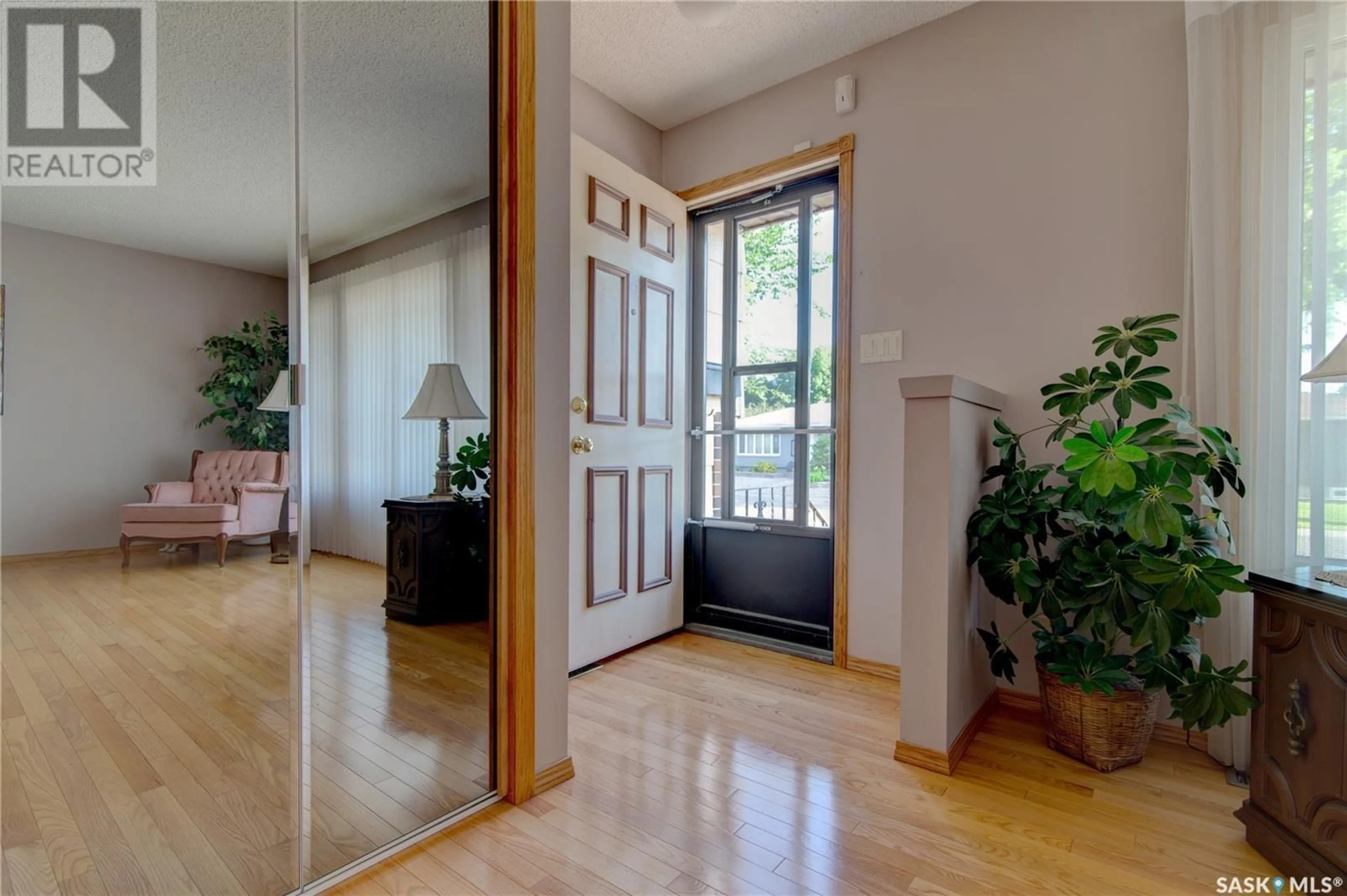Indoor entryway for 155 RODENBUSH DRIVE, Regina Saskatchewan S4R7X8