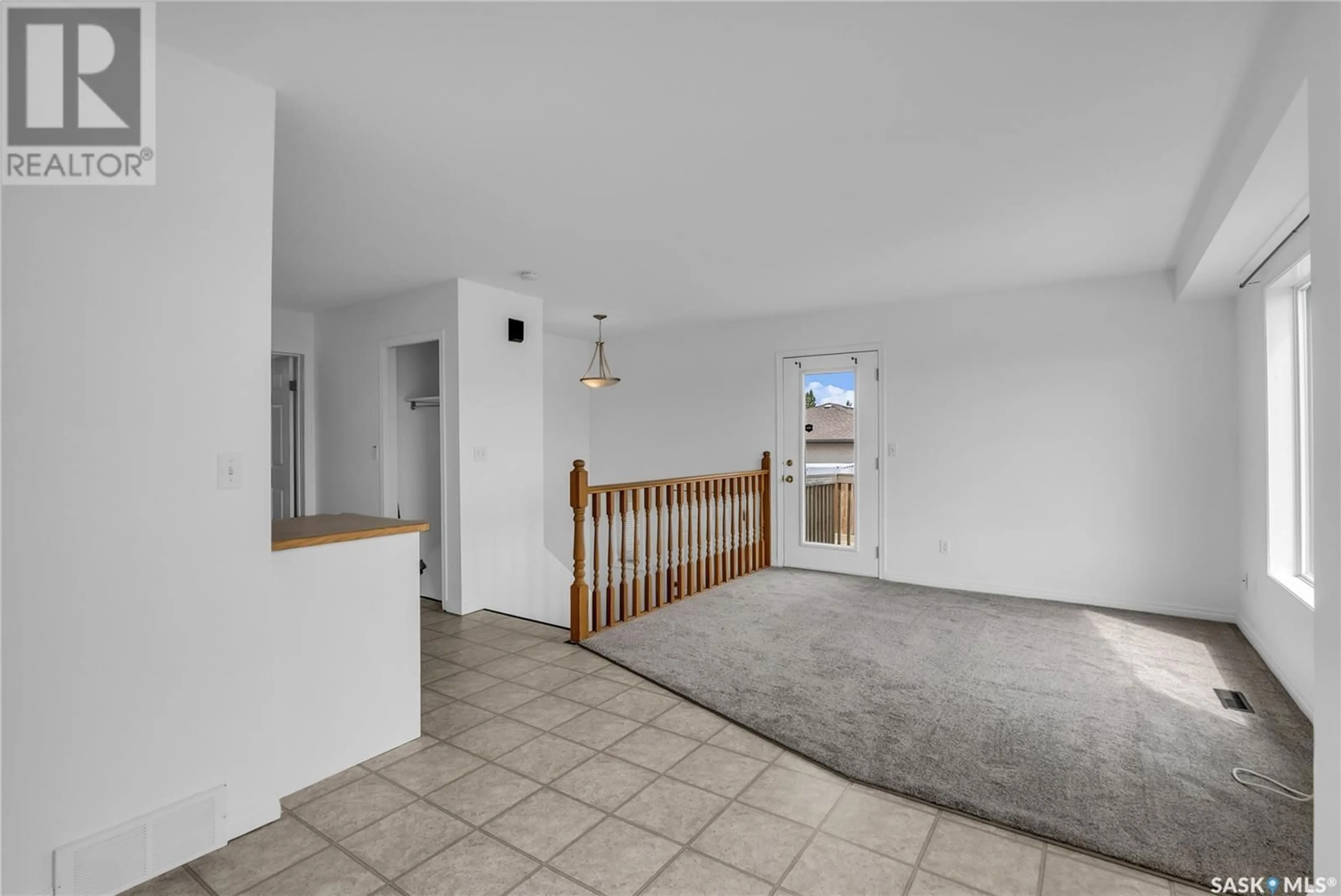 Indoor foyer for 7 - 512 REDDEKOPP DRIVE, Martensville Saskatchewan S0K2T0