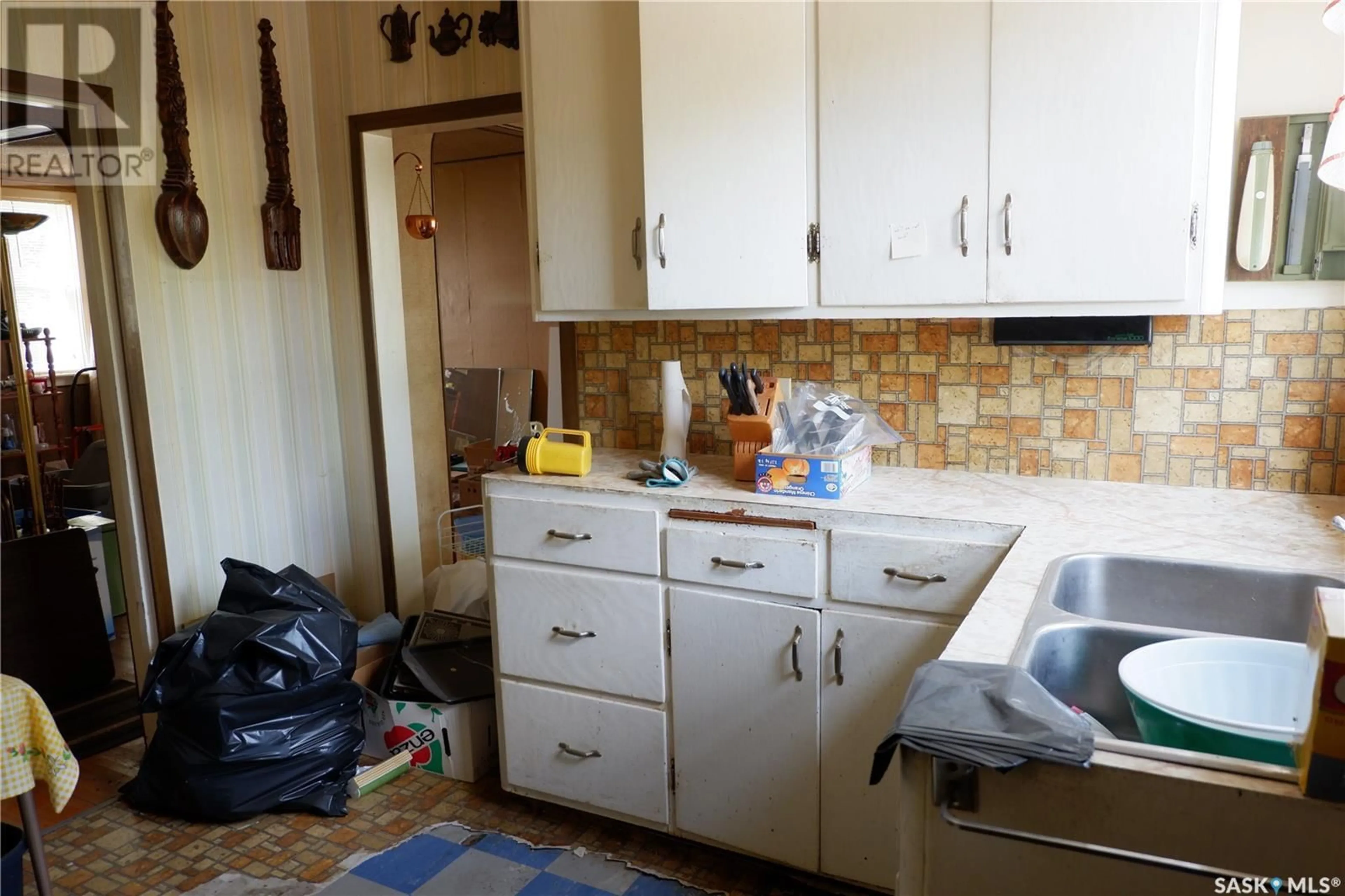 Standard kitchen, unknown for 401 6TH AVENUE, Assiniboia Saskatchewan S0H0B0