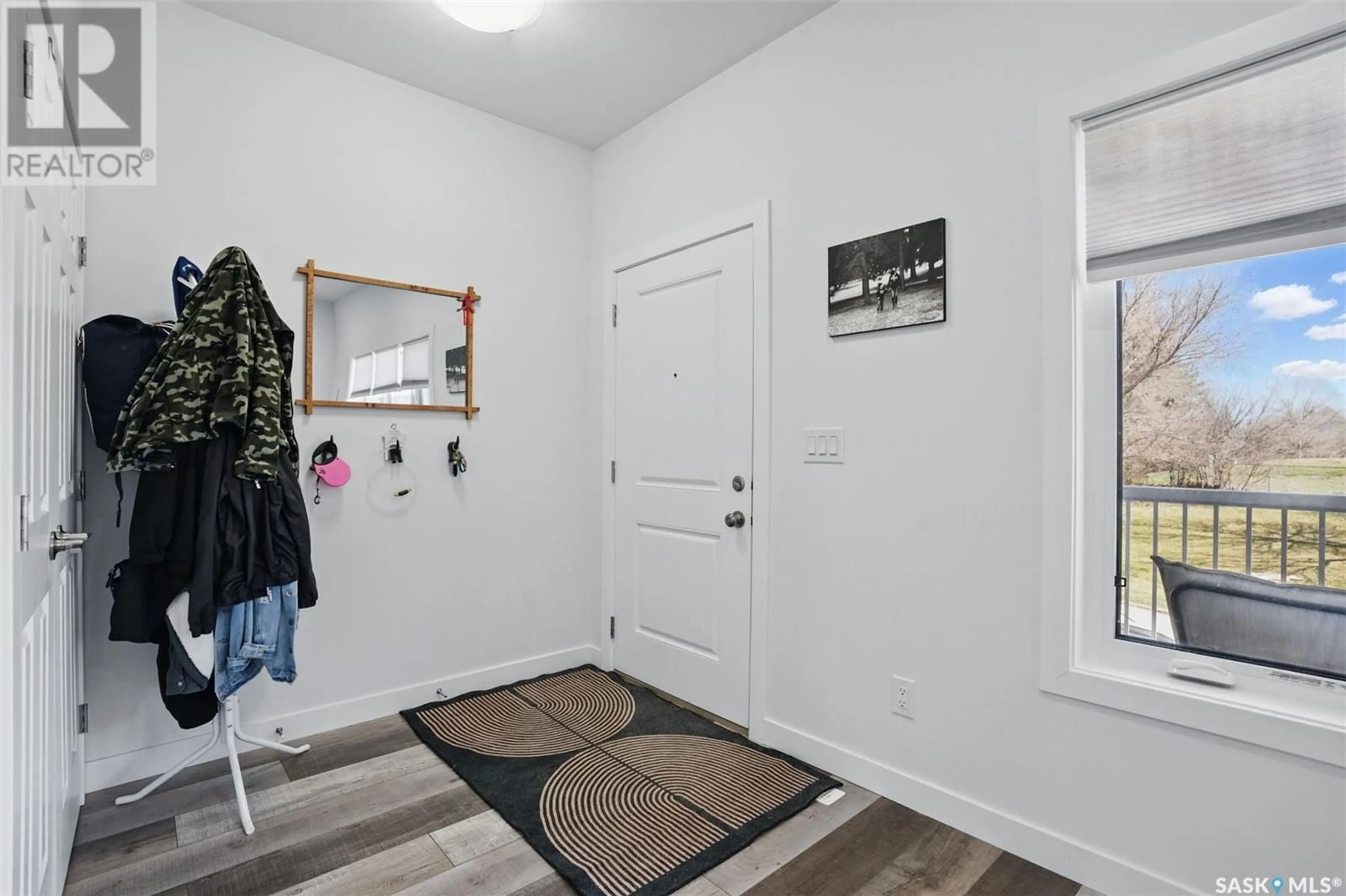 Indoor entryway for 421 L AVENUE, Saskatoon Saskatchewan S7M5Y6