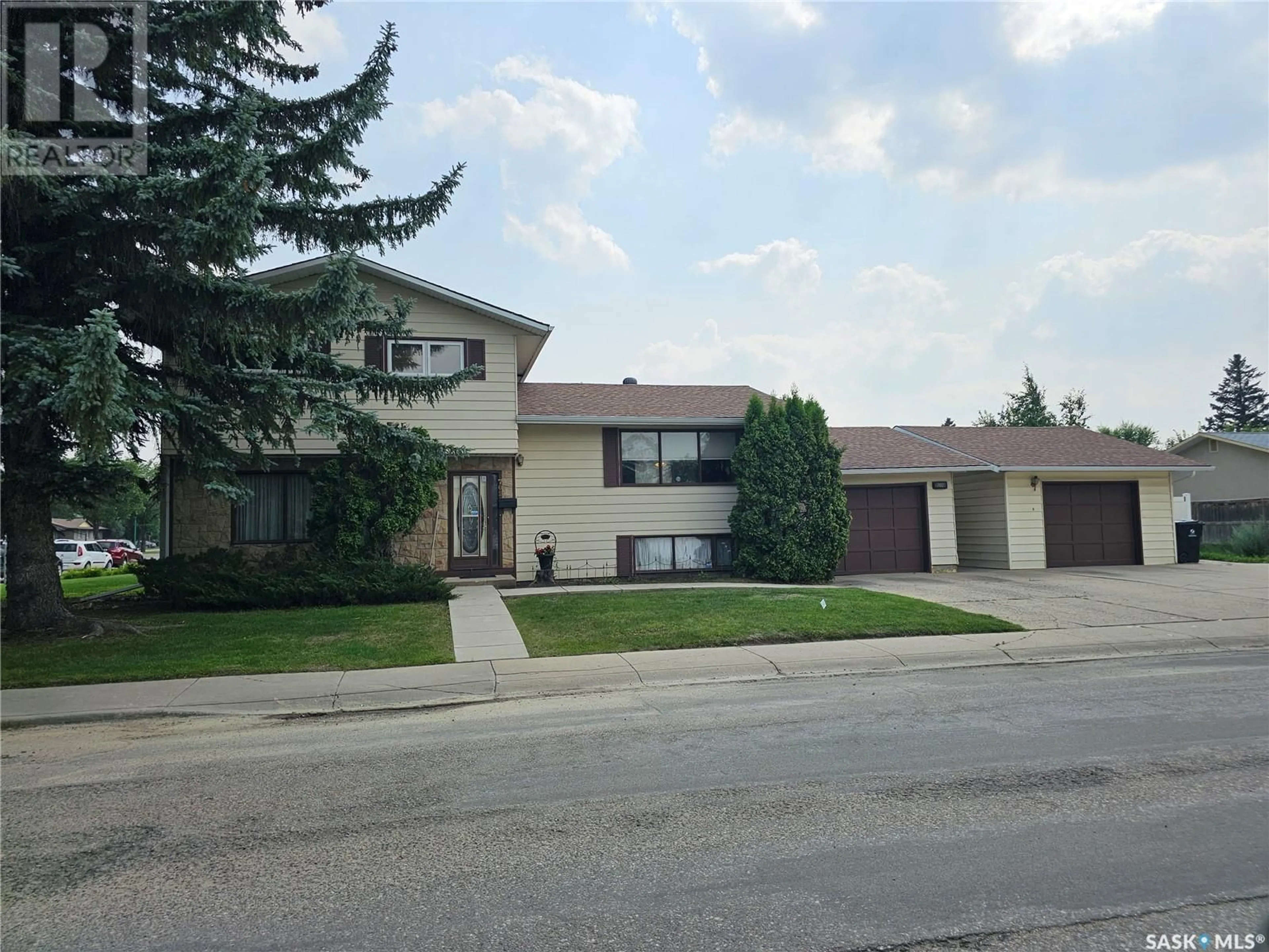 Home with vinyl exterior material, street for 702 MCKERCHER DRIVE, Saskatoon Saskatchewan S7H3W7