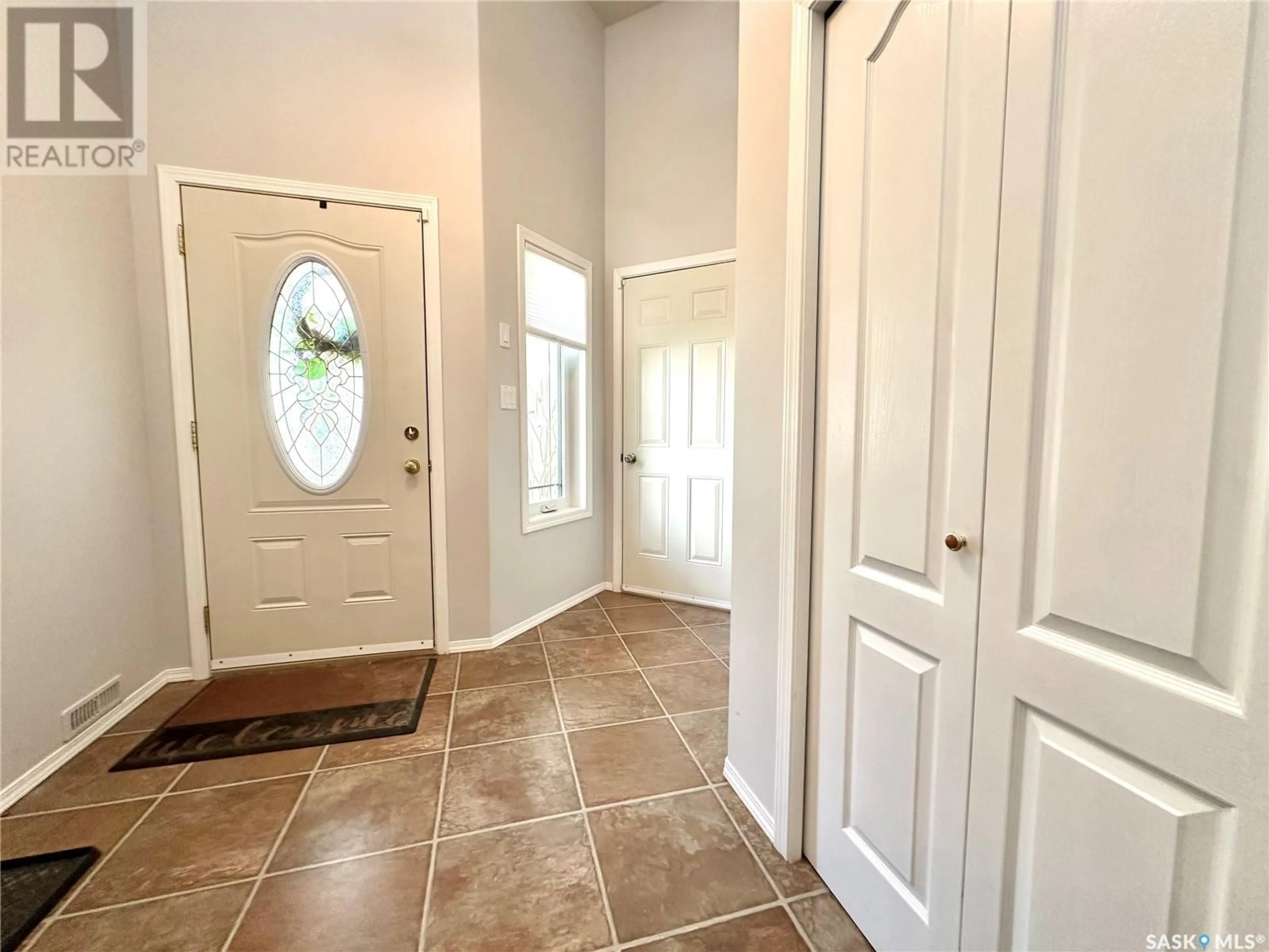 Indoor entryway for 10317 HENDERSON DRIVE, North Battleford Saskatchewan S9A3Y9