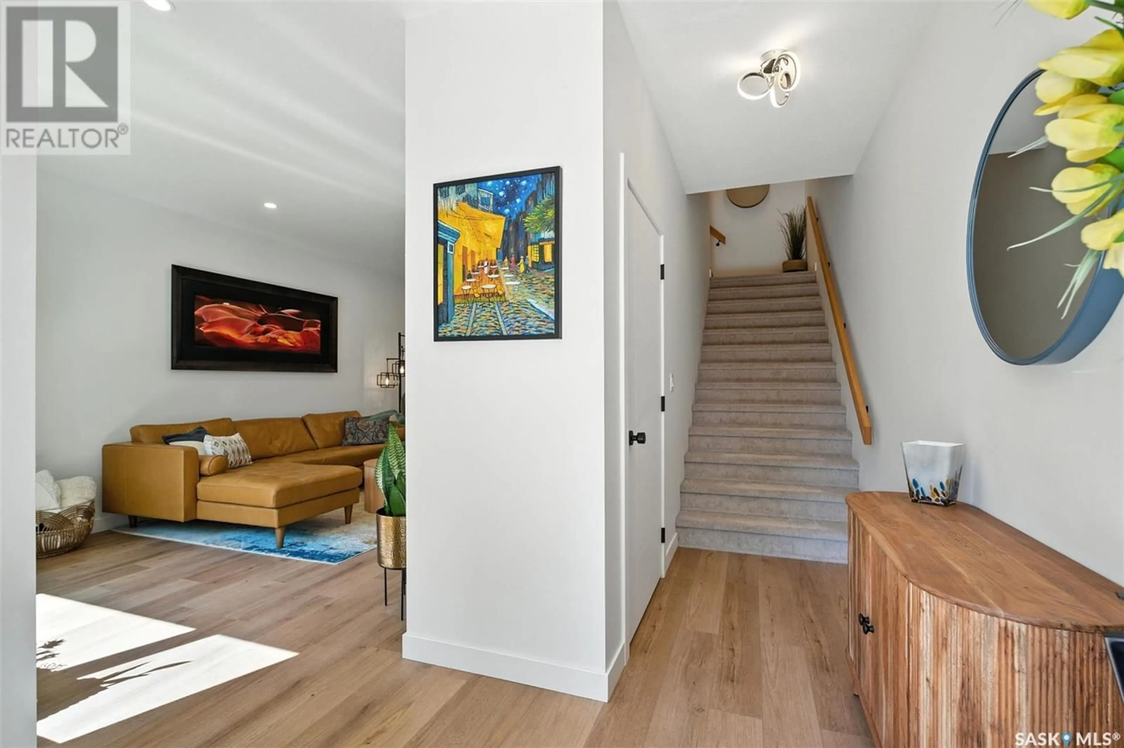 Indoor entryway for 209 2ND STREET E, Saskatoon Saskatchewan S7H1N5