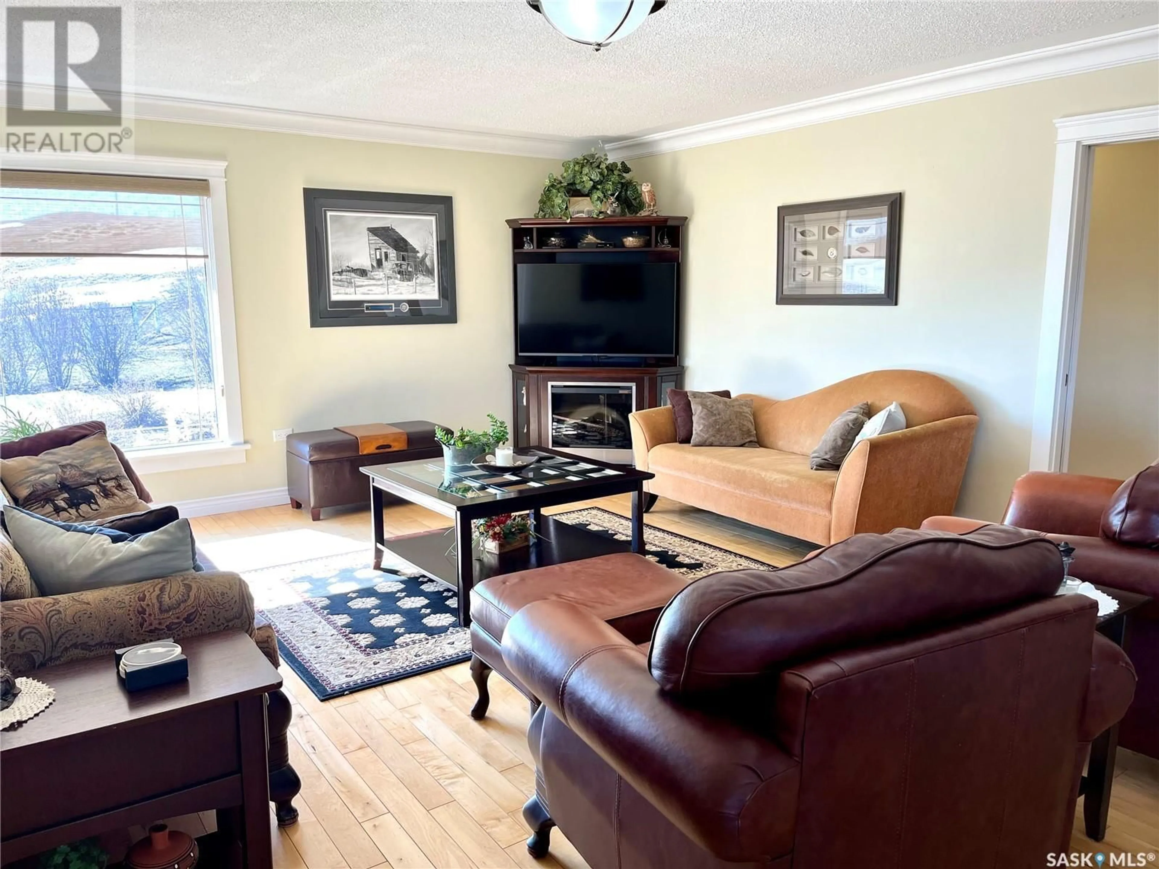 Living room with furniture, wood/laminate floor for CADRAIN ACRES, Swift Current Rm No. 137 Saskatchewan S9H5K8