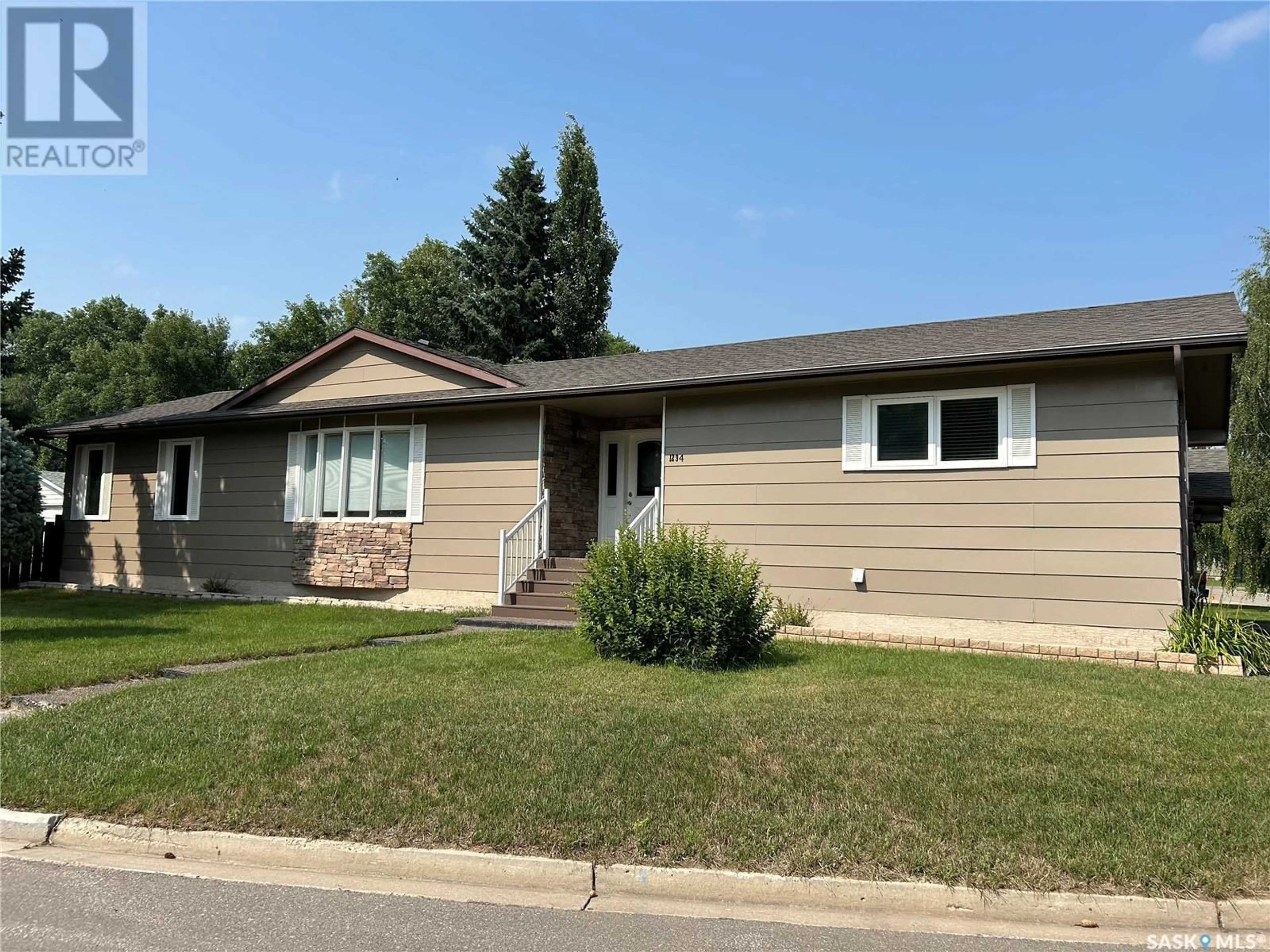 Home with vinyl exterior material, street for 1294 VETERANS CRESCENT, Estevan Saskatchewan S4A2E1