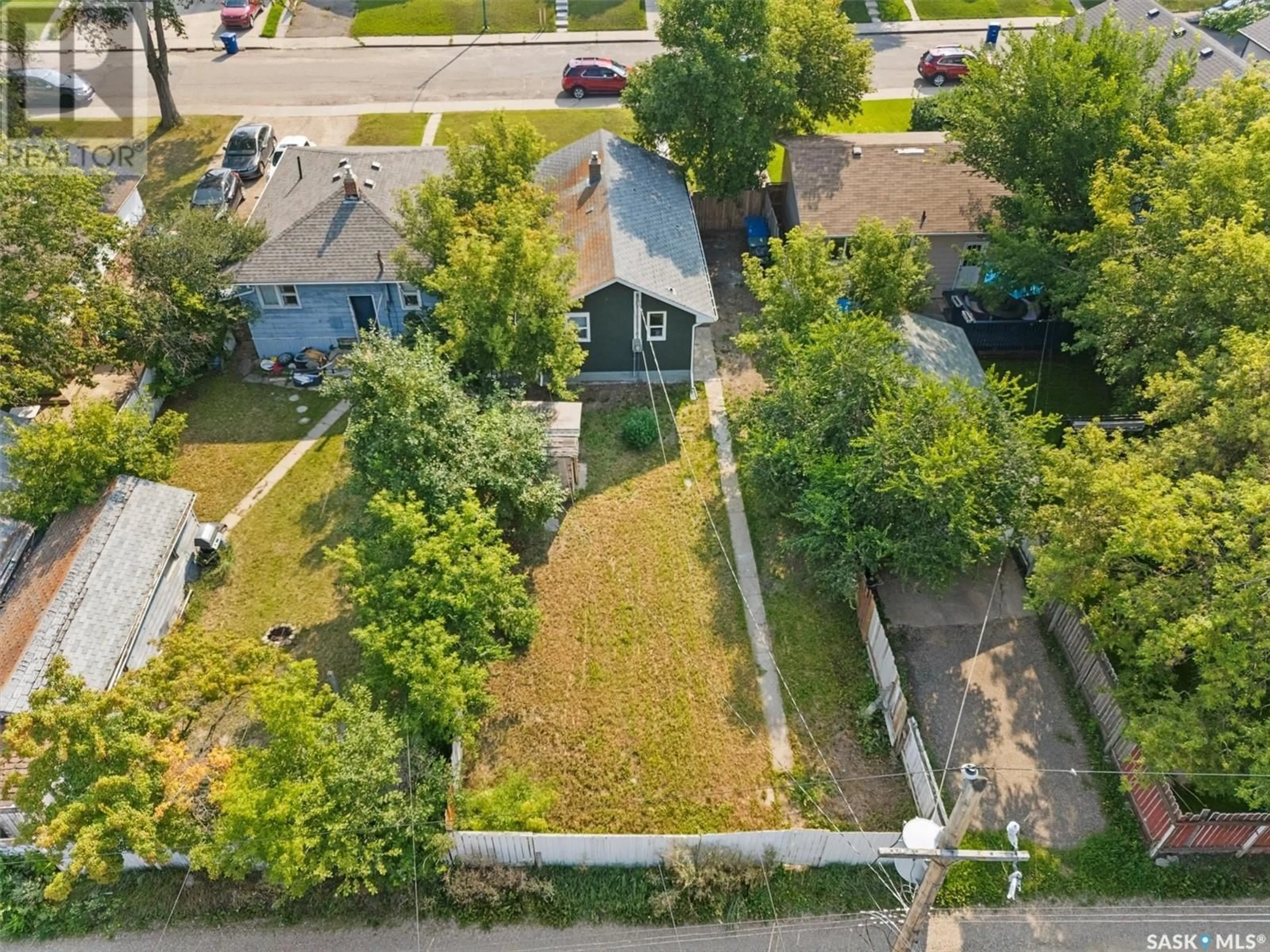 A pic from outside/outdoor area/front of a property/back of a property/a pic from drone, street for 1527 G AVENUE, Saskatoon Saskatchewan S7L2B1