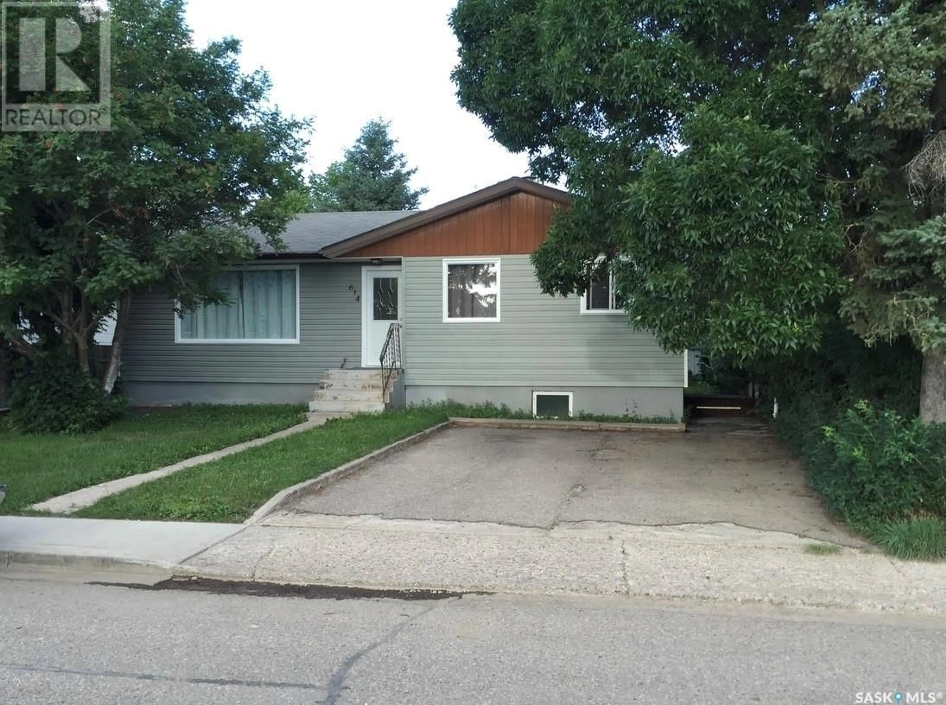 Home with vinyl exterior material, street for 614 CENTRE STREET, Meadow Lake Saskatchewan S9X1G1