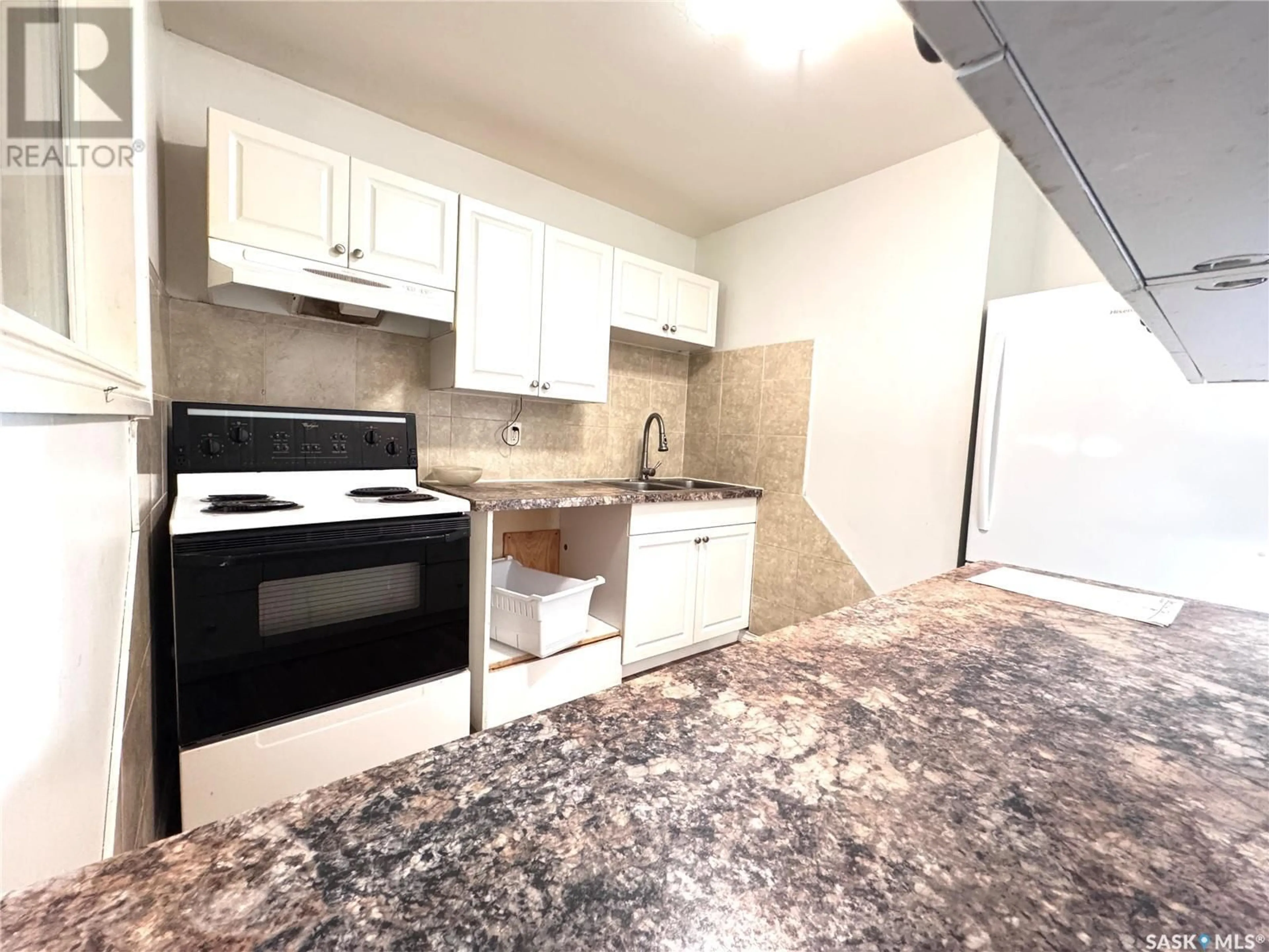 Standard kitchen, unknown for 518 U AVENUE, Saskatoon Saskatchewan S7M3C7