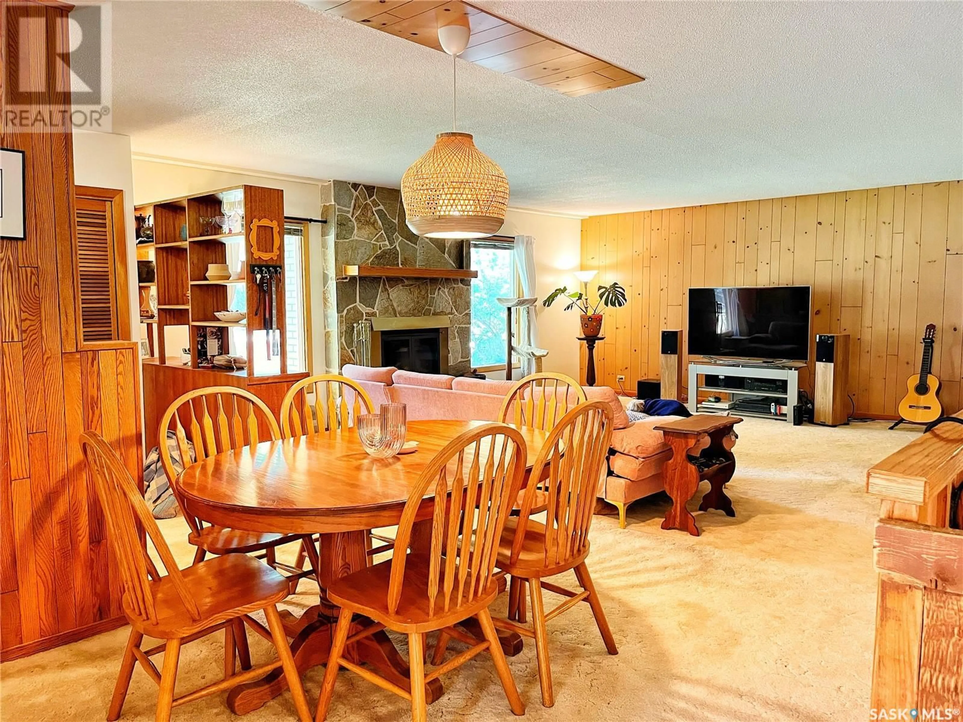 Dining room, wood/laminate floor for 792 3RD STREET, Shaunavon Saskatchewan S0N0C4