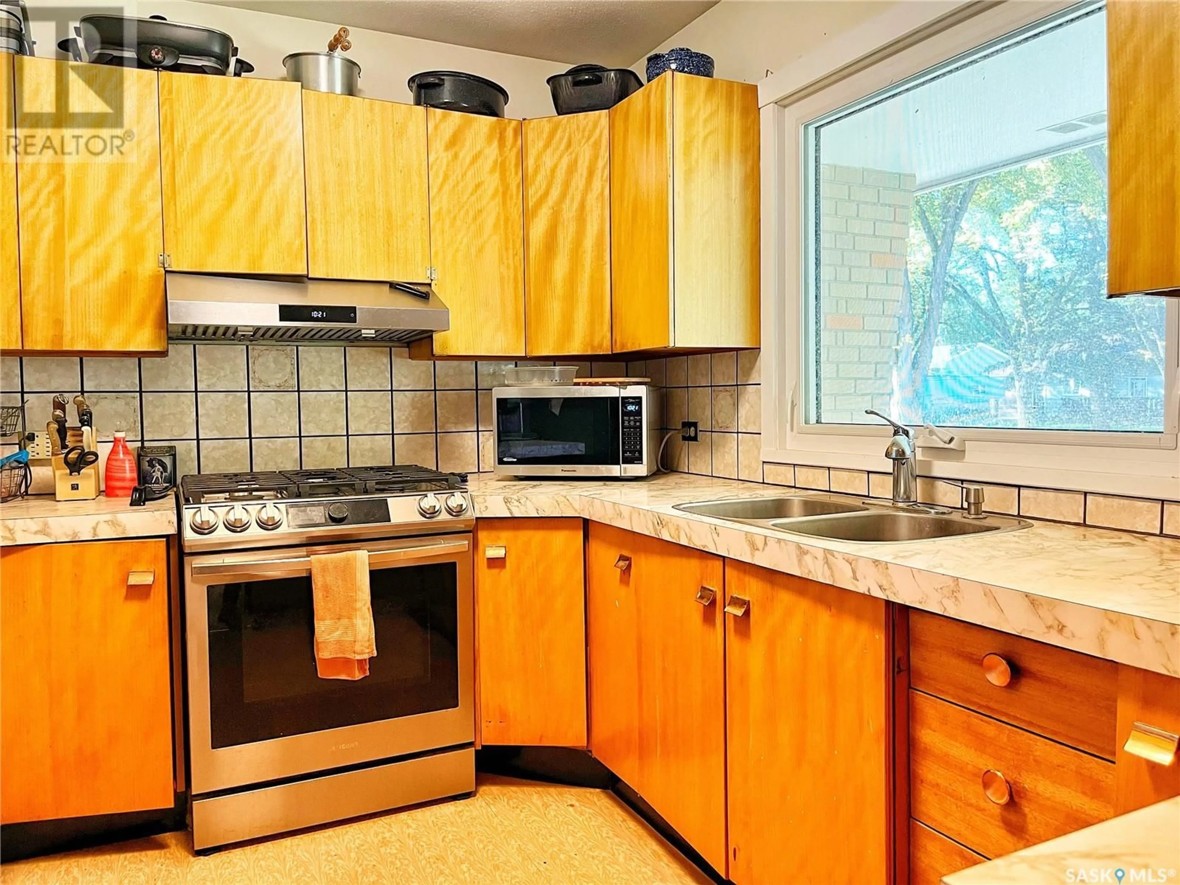 Standard kitchen, unknown for 792 3RD STREET, Shaunavon Saskatchewan S0N0C4