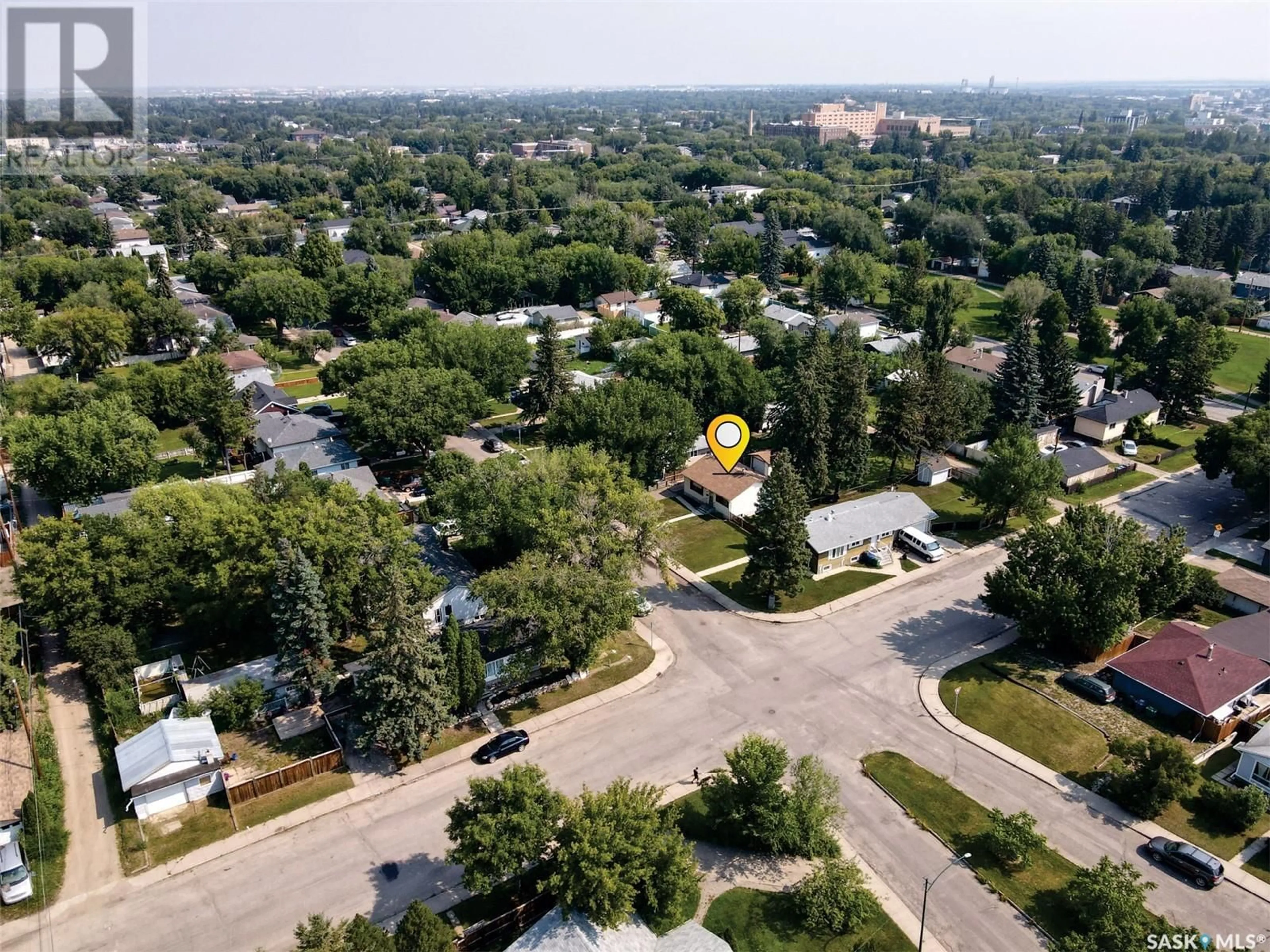 A pic from outside/outdoor area/front of a property/back of a property/a pic from drone, unknown for 450 V AVENUE, Saskatoon Saskatchewan S7M3E7
