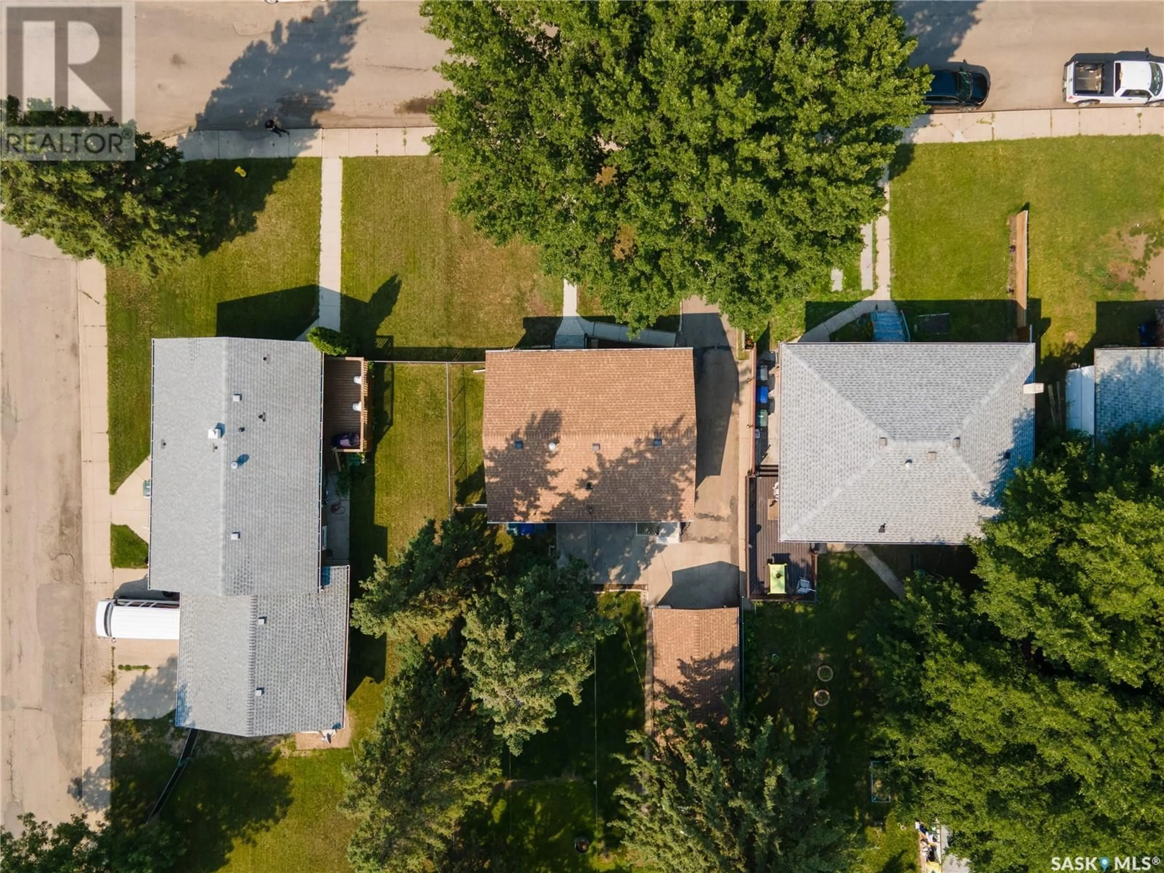 A pic from outside/outdoor area/front of a property/back of a property/a pic from drone, street for 450 V AVENUE, Saskatoon Saskatchewan S7M3E7