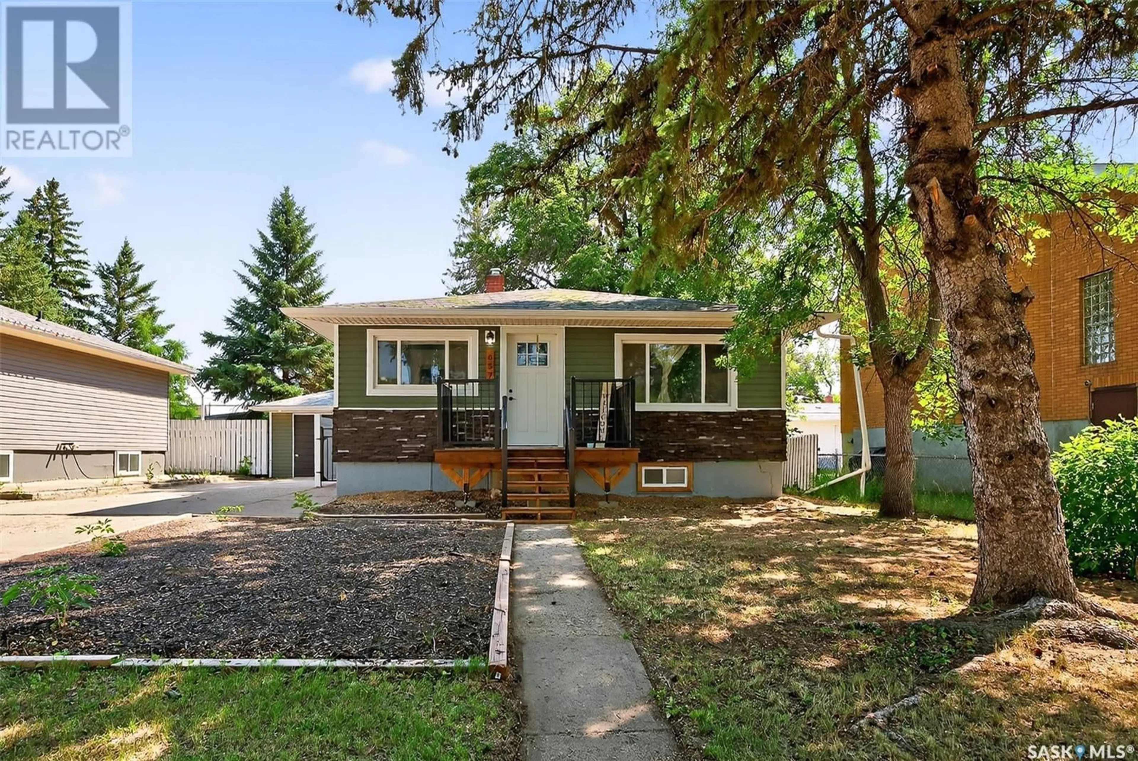 Home with vinyl exterior material, street for 657 GRANDVIEW STREET, Moose Jaw Saskatchewan S6H5L3