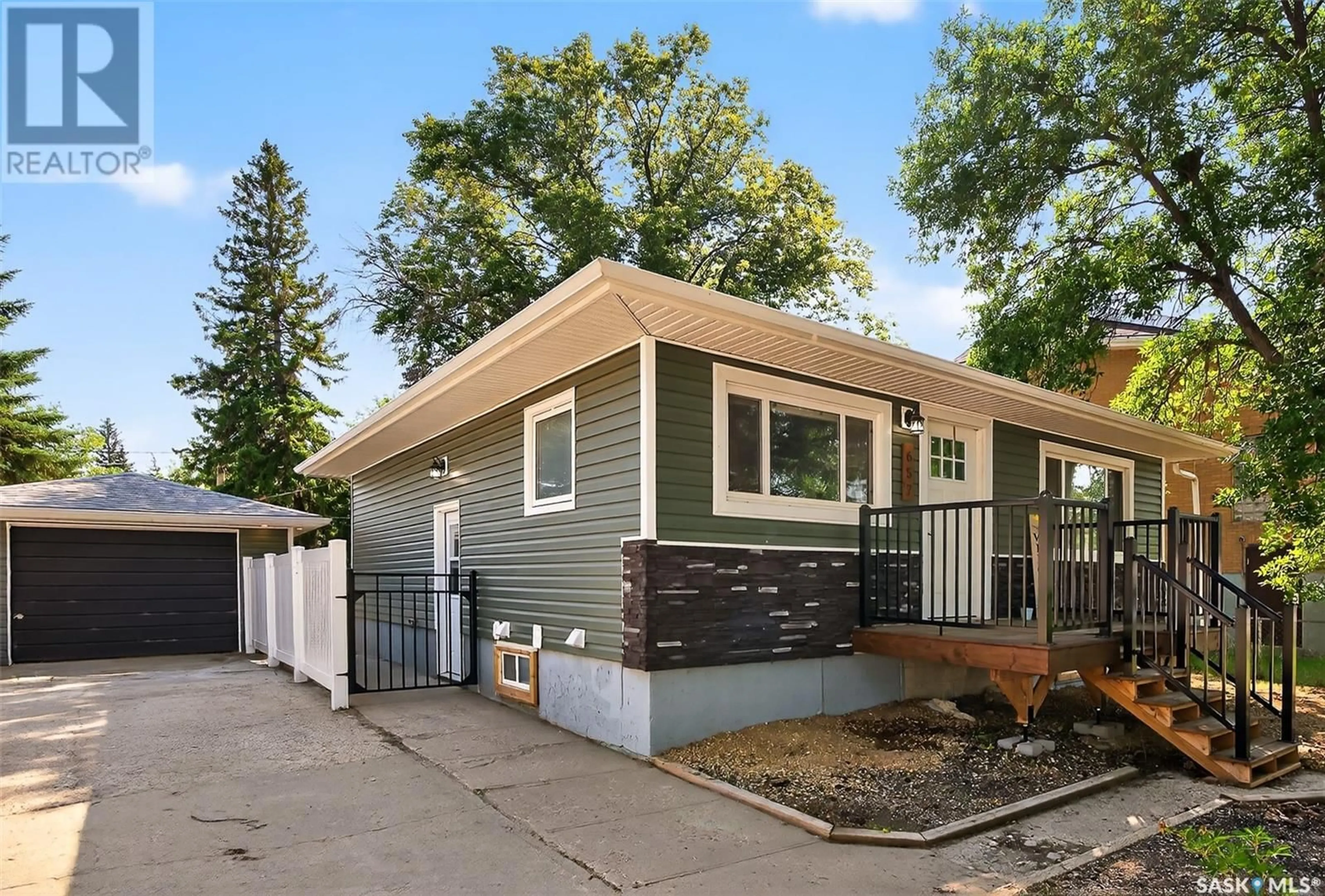 Home with vinyl exterior material, street for 657 GRANDVIEW STREET, Moose Jaw Saskatchewan S6H5L3