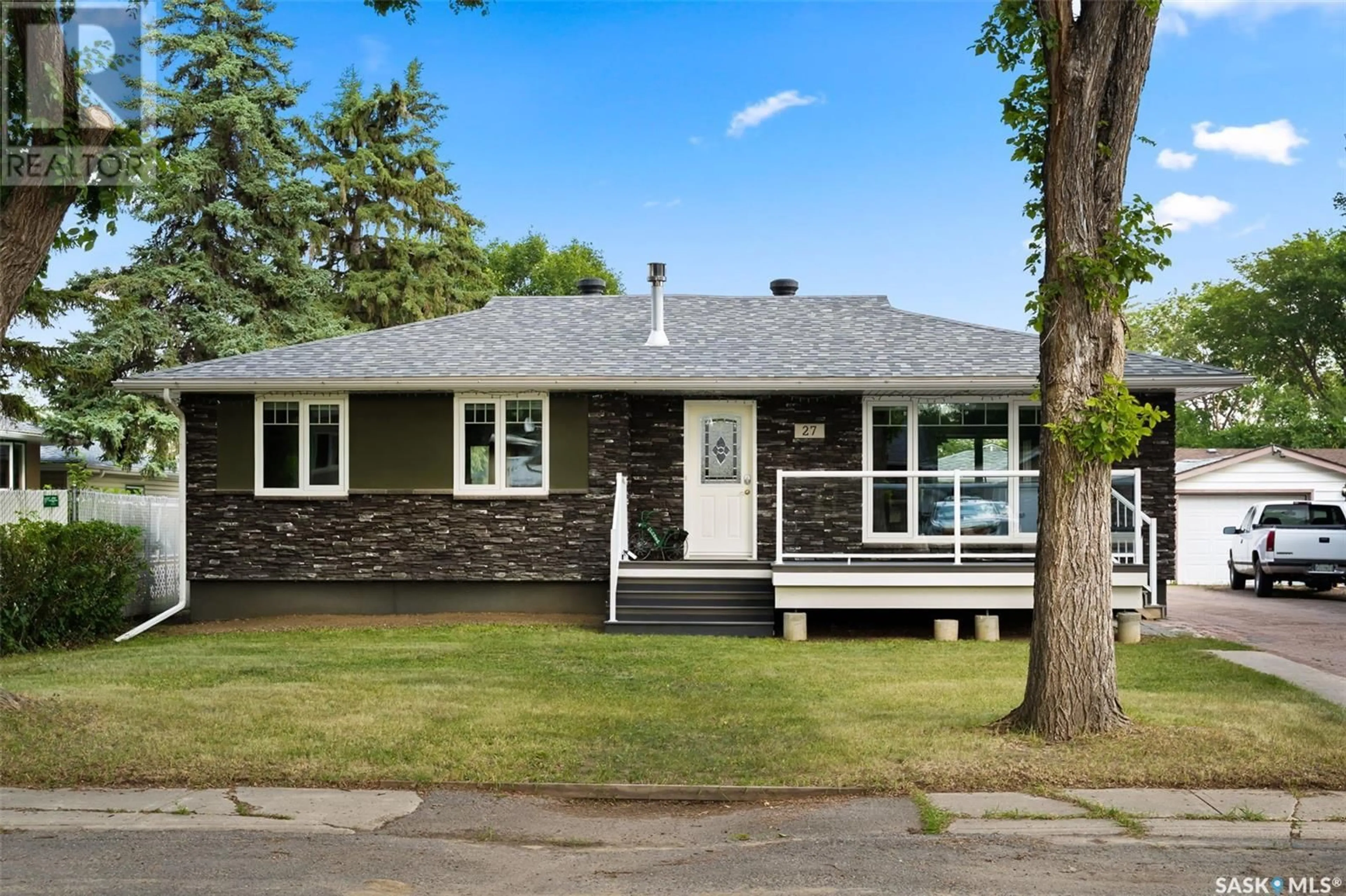 Home with vinyl exterior material, street for 27 NORWOOD CRESCENT, Regina Saskatchewan S4R0A2