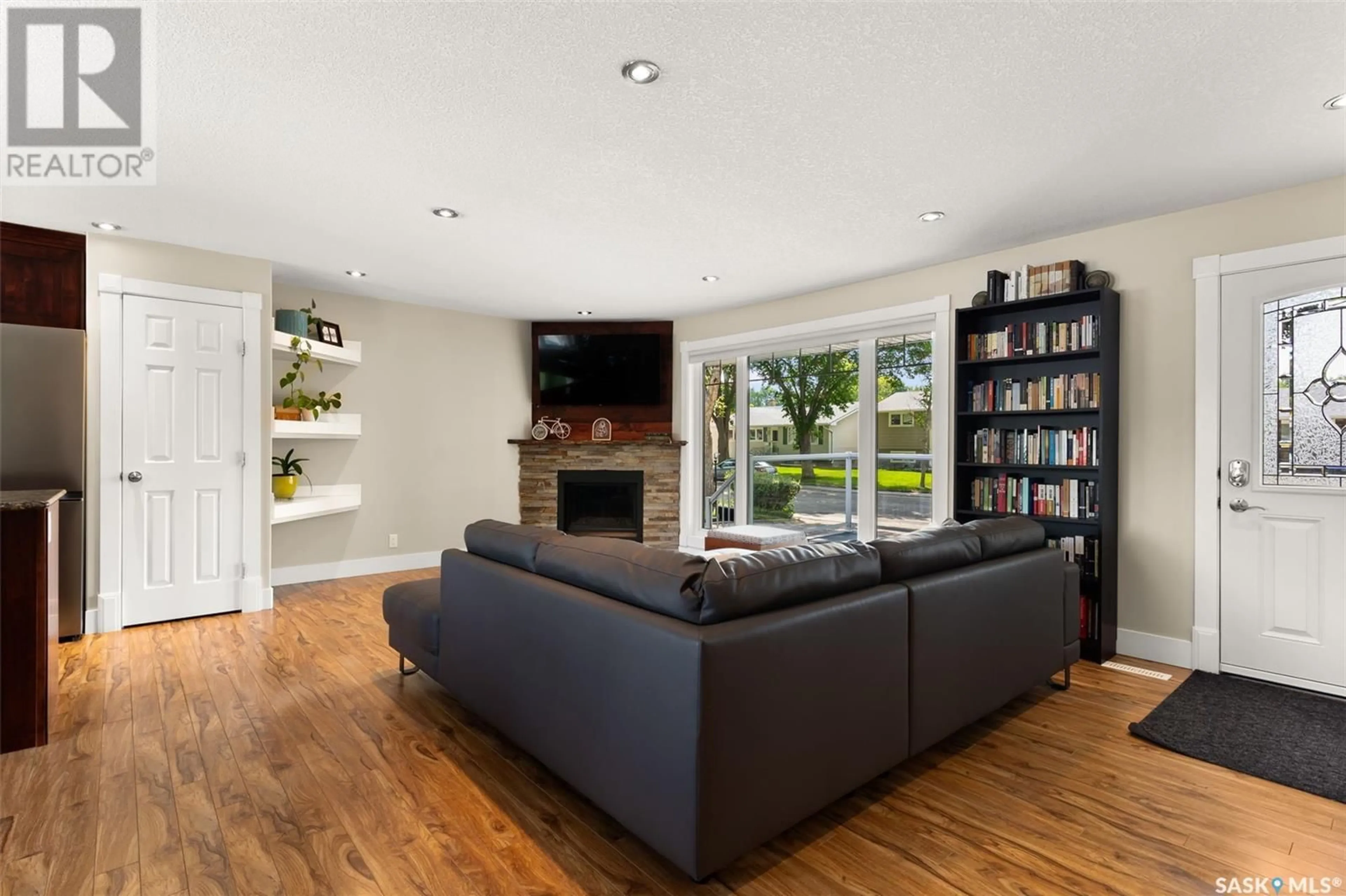 Living room with furniture, unknown for 27 NORWOOD CRESCENT, Regina Saskatchewan S4R0A2
