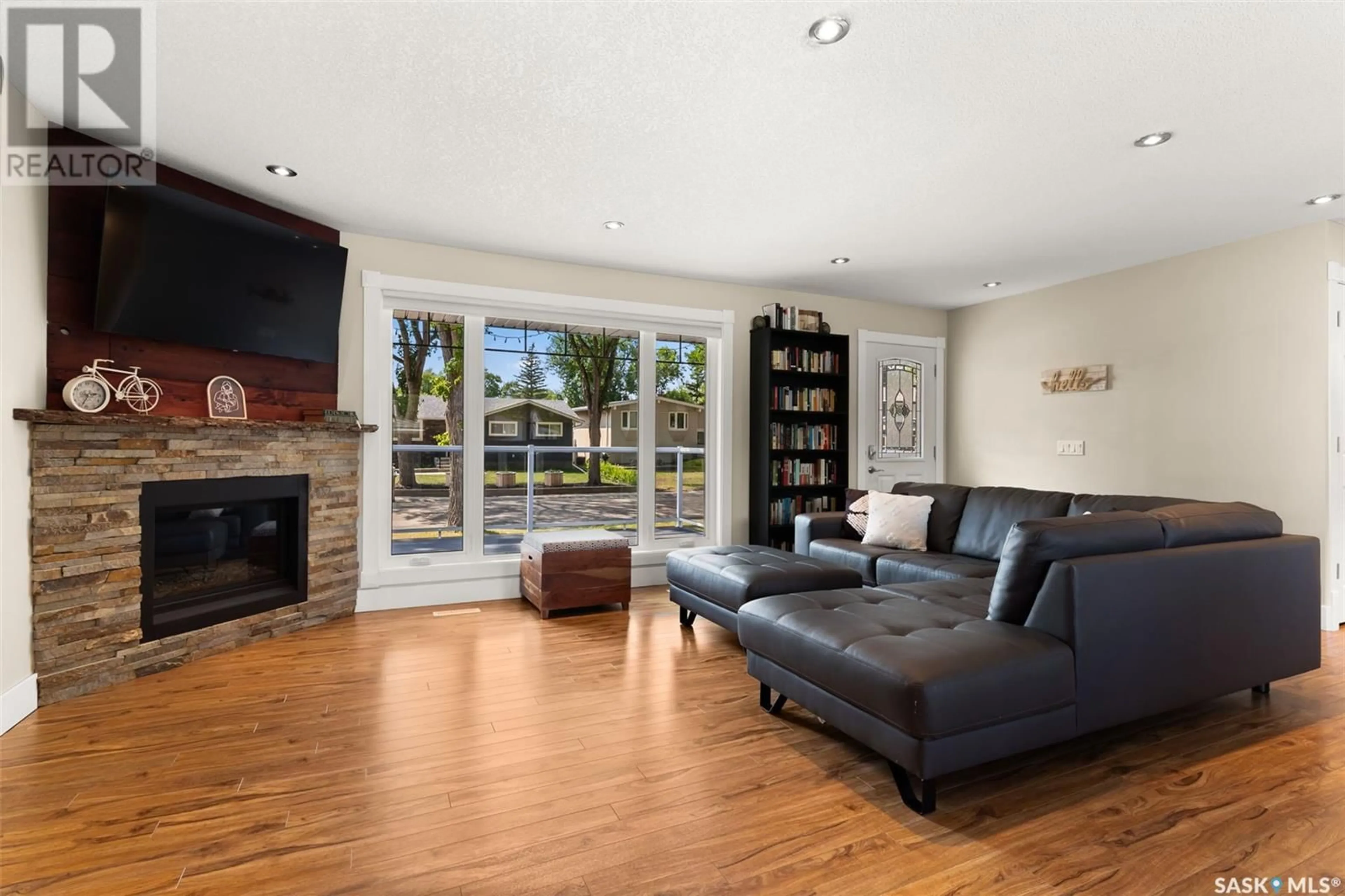 Living room with furniture, unknown for 27 NORWOOD CRESCENT, Regina Saskatchewan S4R0A2