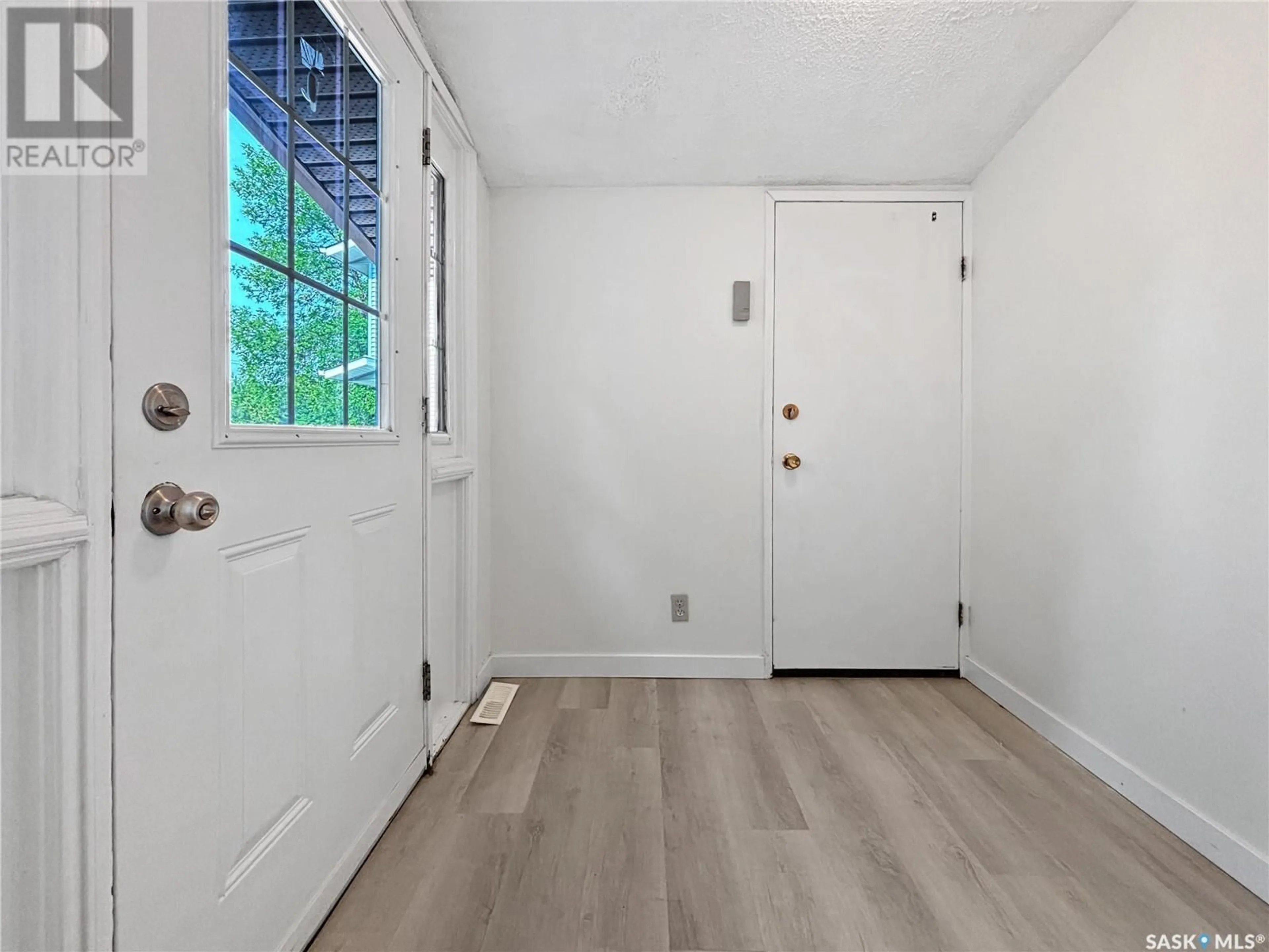 Indoor entryway for 615 LENORE DRIVE, Saskatoon Saskatchewan S7K5G7