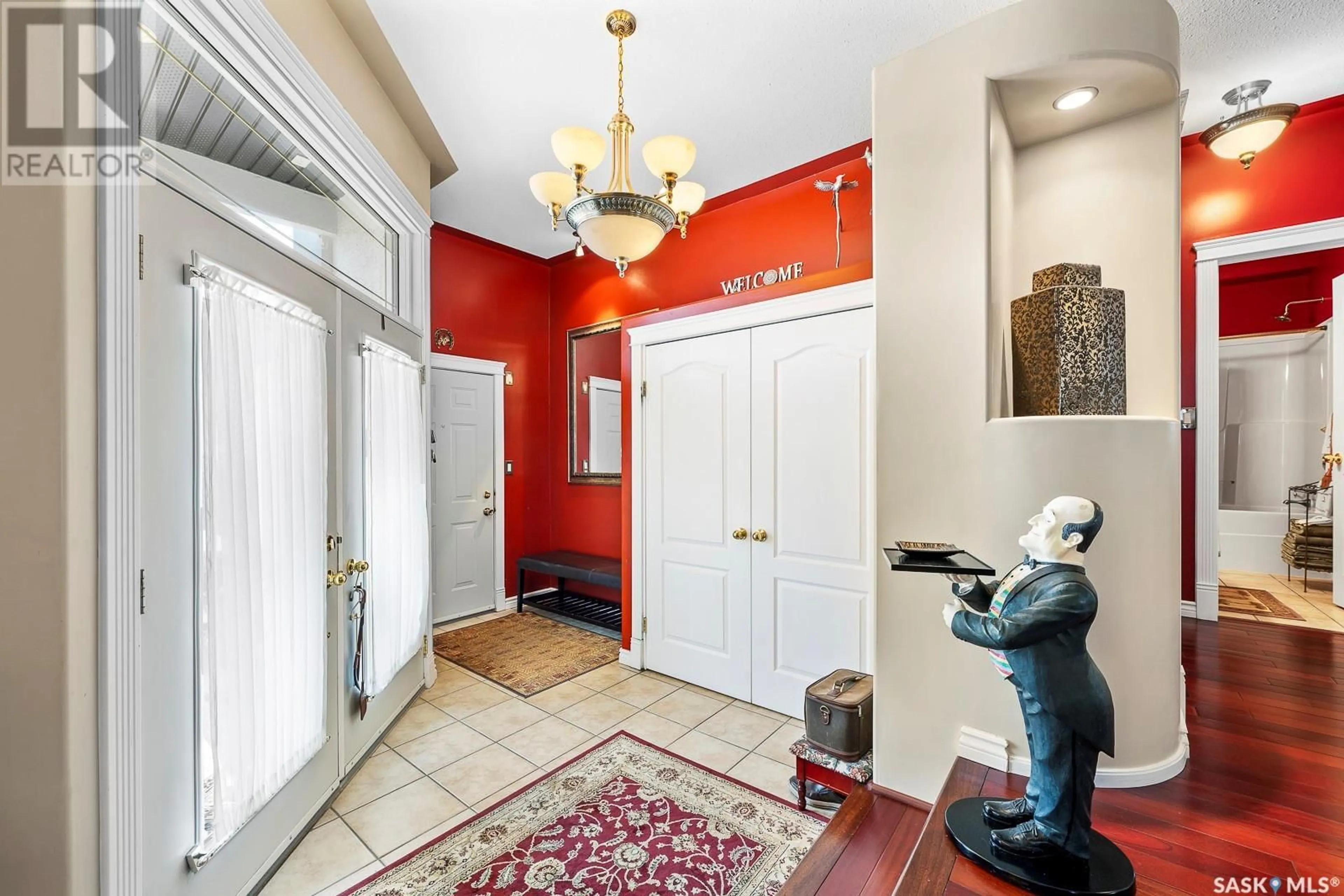 Indoor entryway for 12030 WASCANA HEIGHTS, Regina Saskatchewan S4V3E2