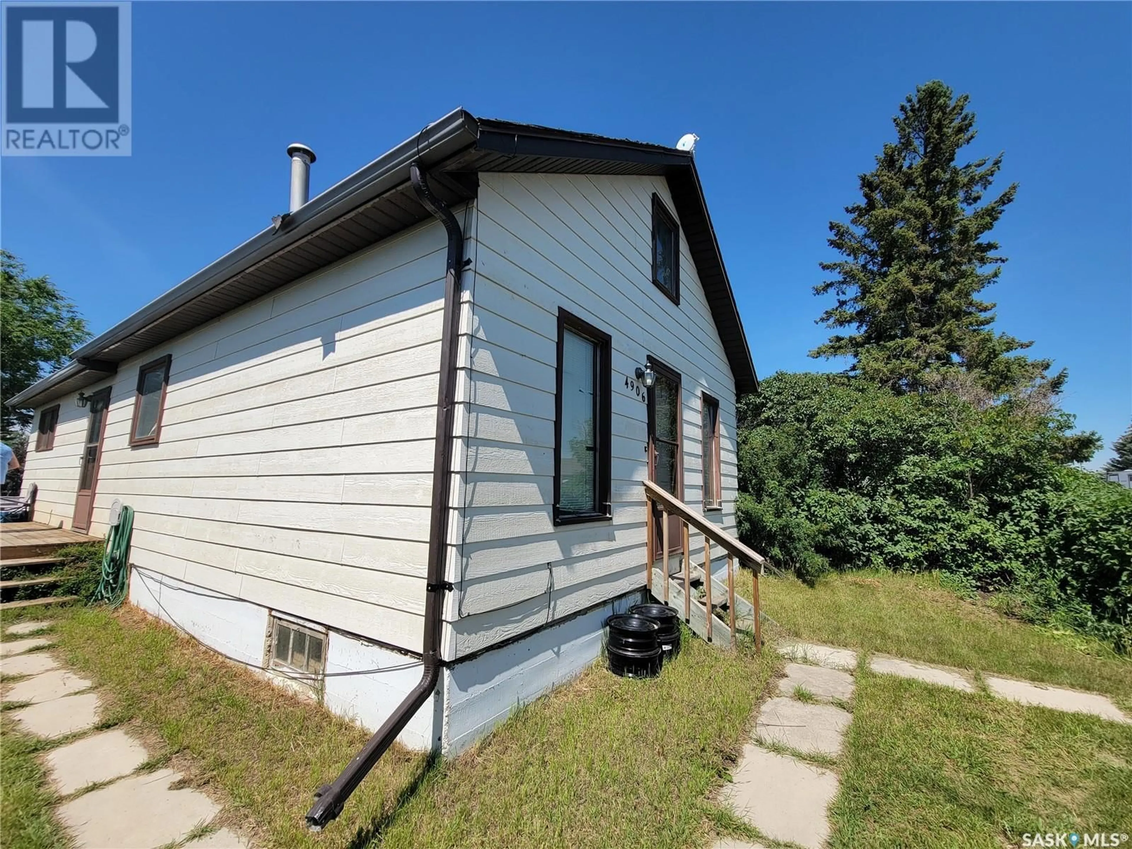 A pic from outside/outdoor area/front of a property/back of a property/a pic from drone, building for 4906 LEADER STREET, Macklin Saskatchewan S0L2C0