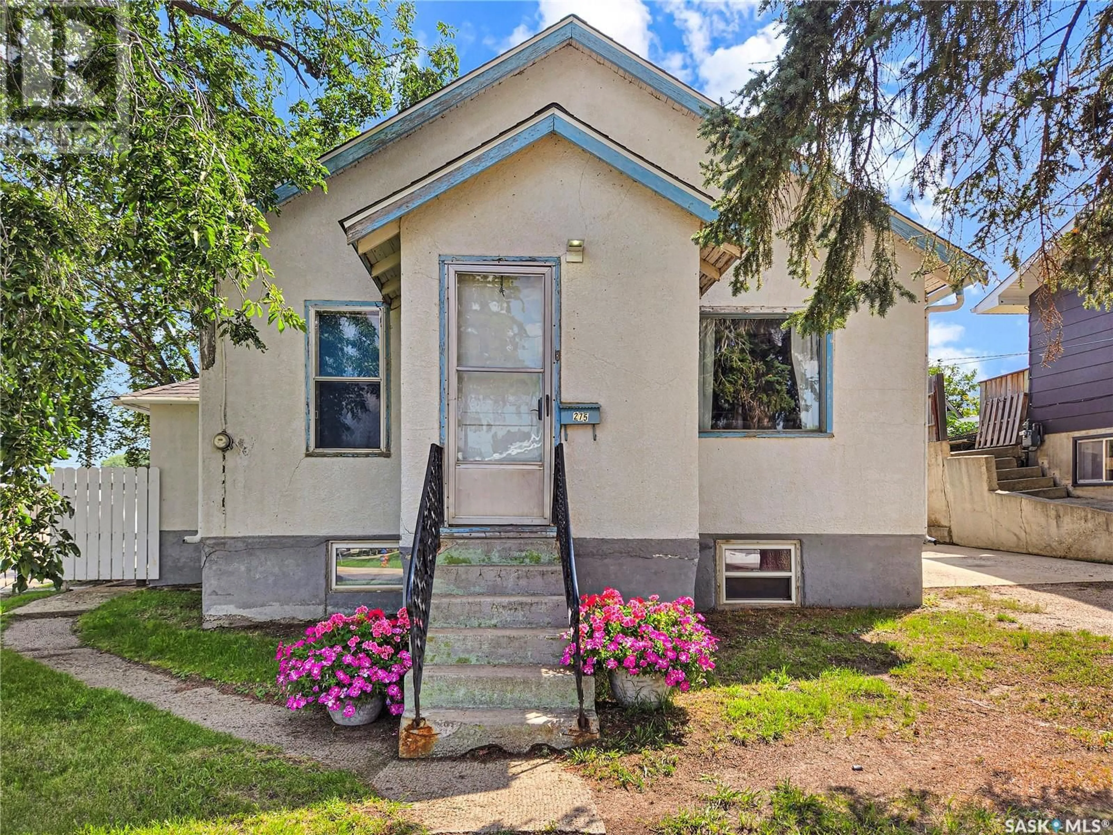 Home with vinyl exterior material, street for 275 5TH AVENUE, Swift Current Saskatchewan S9H2L3