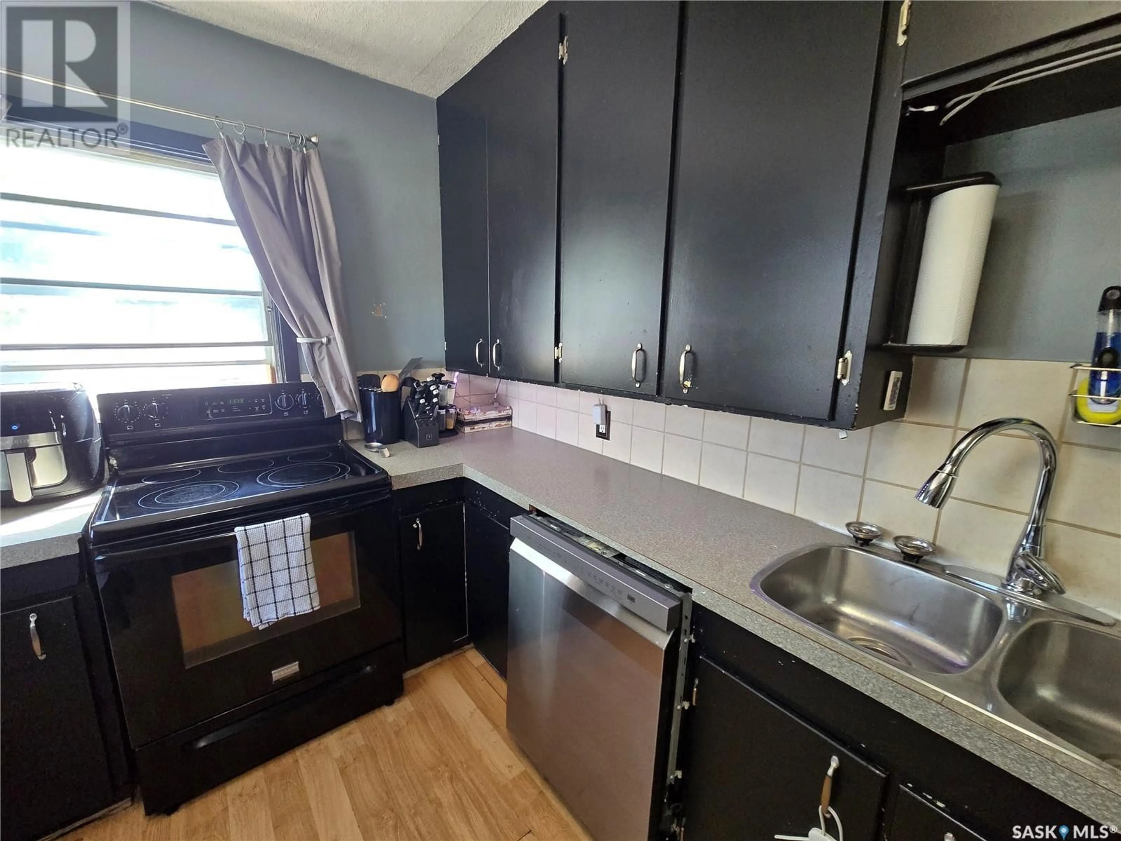Standard kitchen, unknown for 275 5TH AVENUE, Swift Current Saskatchewan S9H2L3