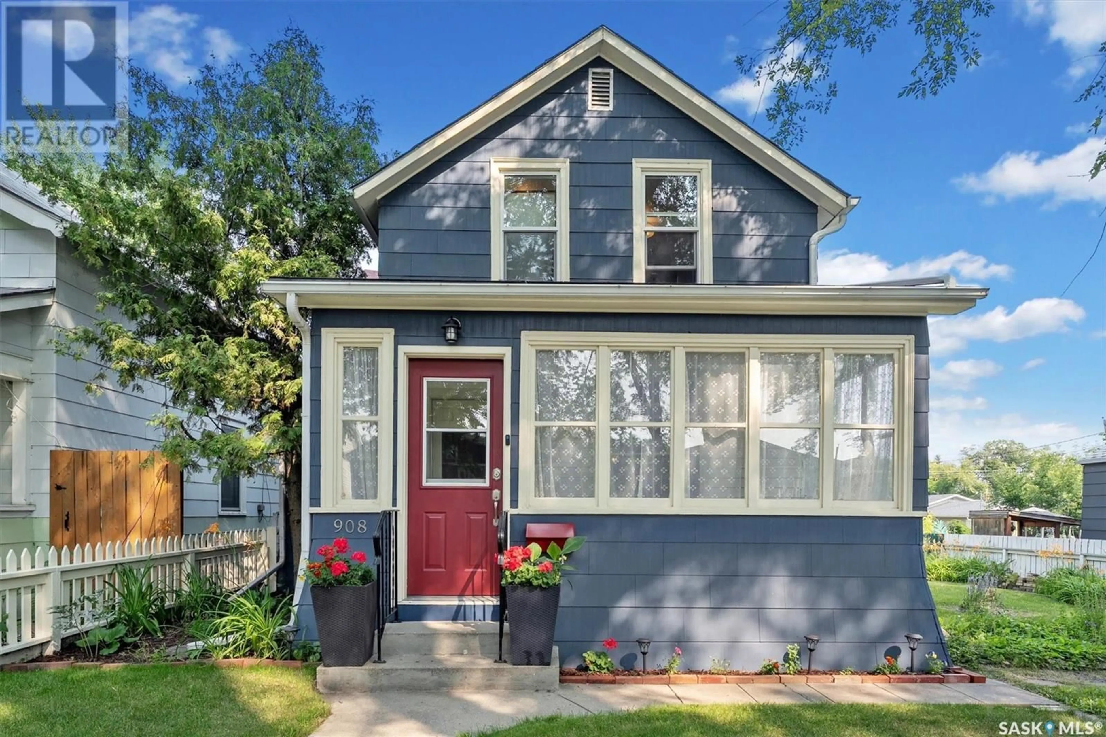 Home with vinyl exterior material, street for 908 I AVENUE, Saskatoon Saskatchewan S7M1Z4