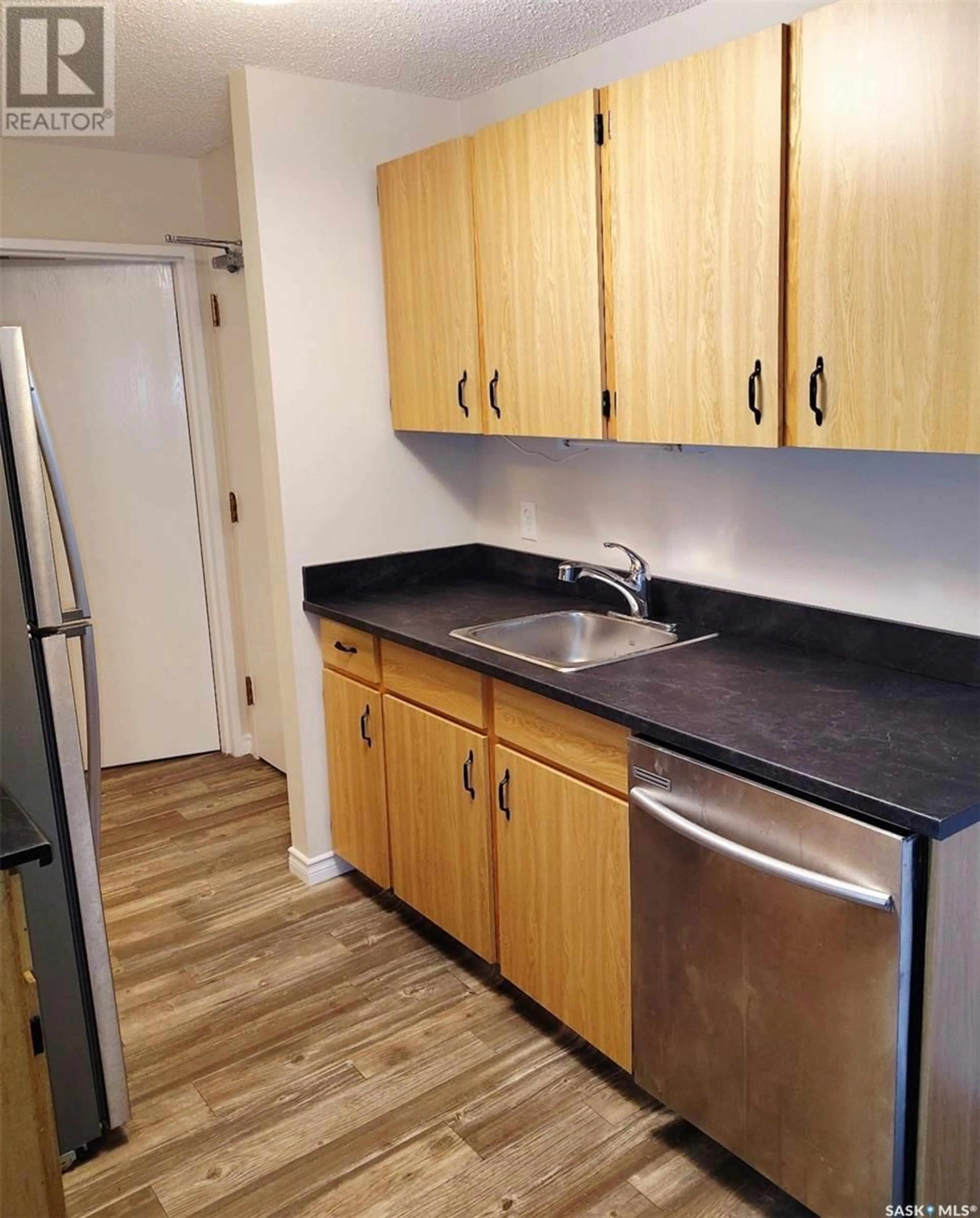 Standard kitchen, unknown for E - 1533 425 115TH STREET, Saskatoon Saskatchewan S7N2E5